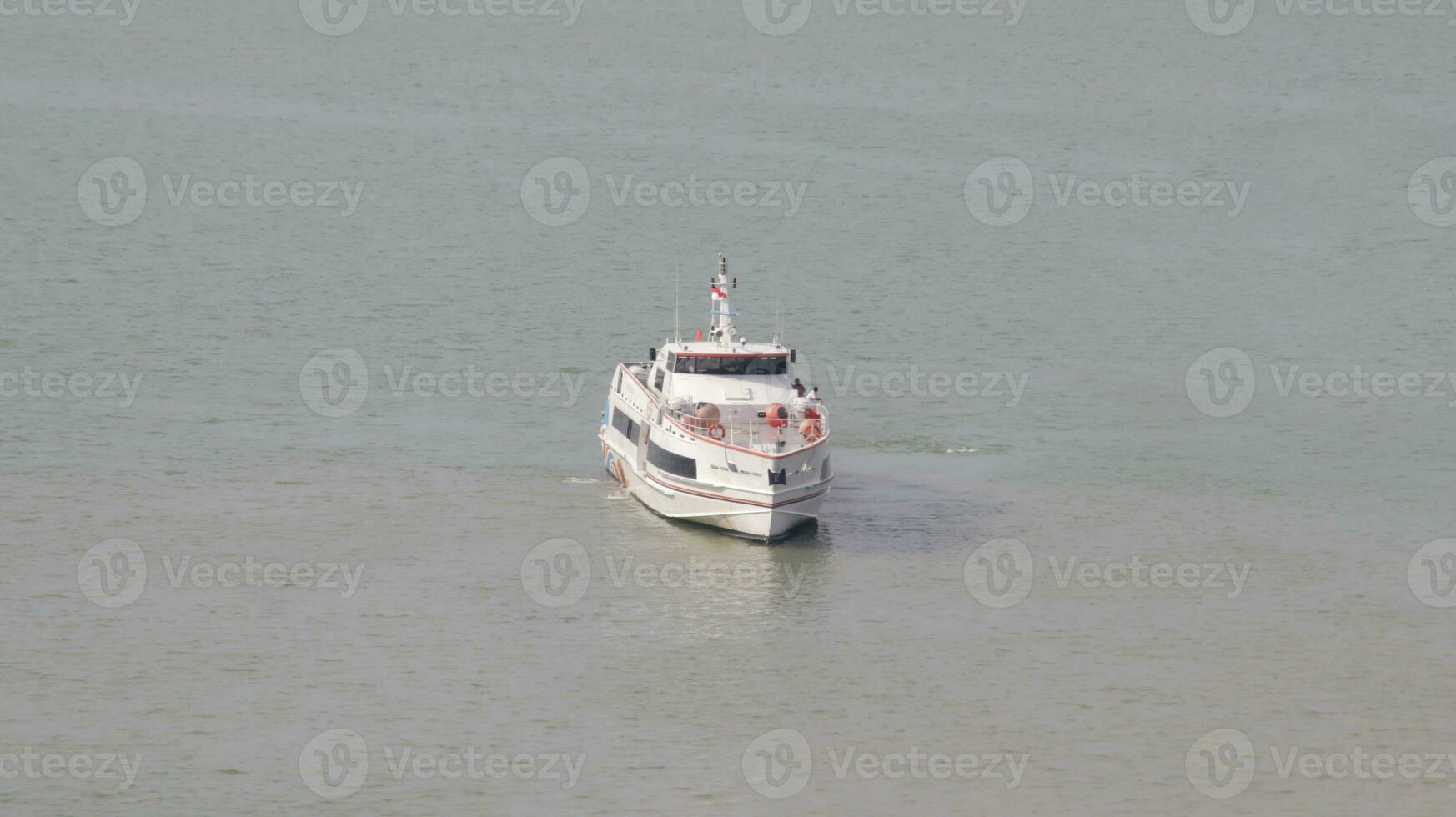 snel veerboot passagier vaartuig schip vervoer zeil Bij de zee. foto