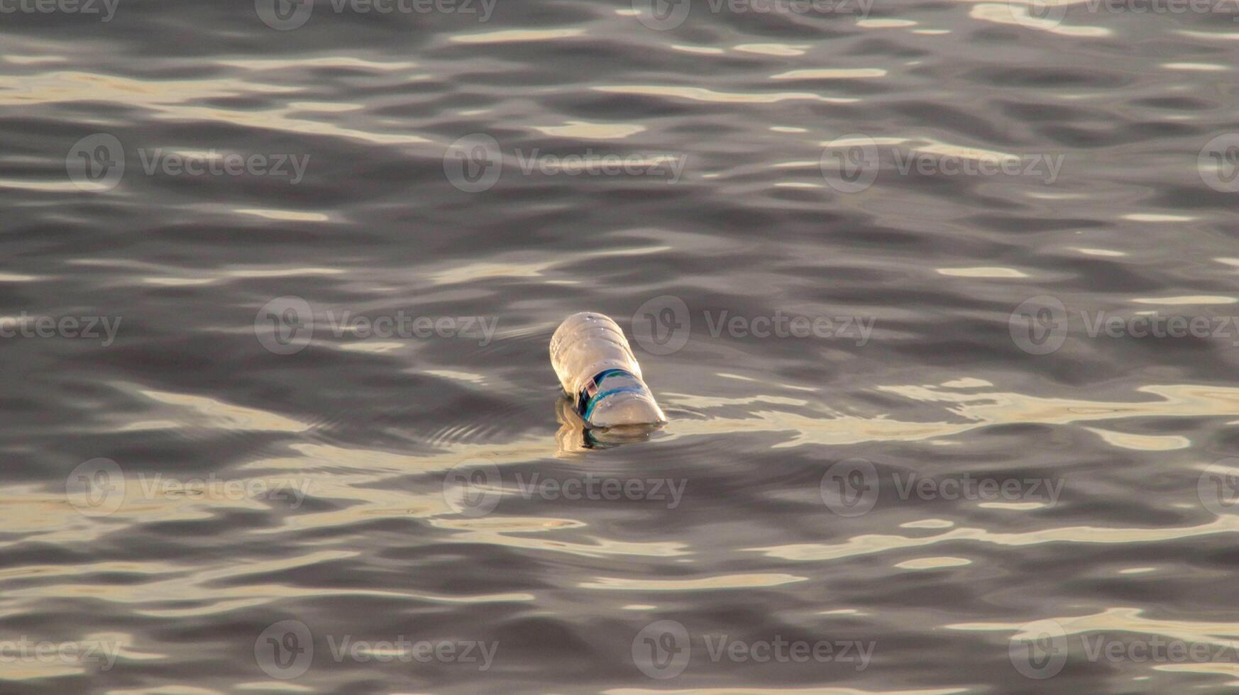 plastic flessen van mineraal water drijvend in de oceaan. plastic verspilling milieu vervuiling. foto