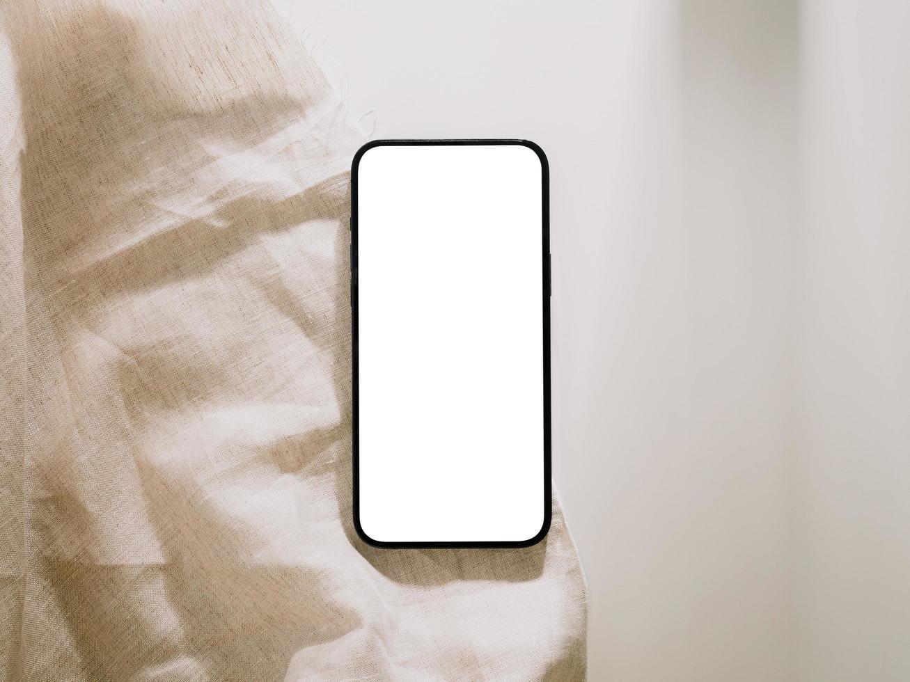 smartphonemodel met telefoon met blanco schermsjabloon, plat gelegd foto