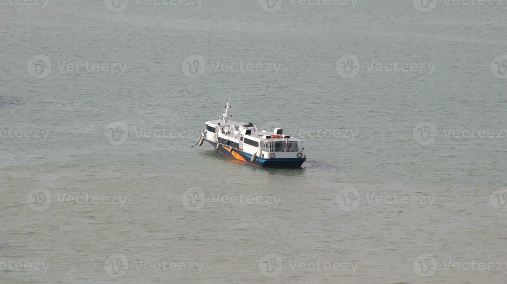 snel veerboot passagier vaartuig schip vervoer zeil Bij de zee. foto