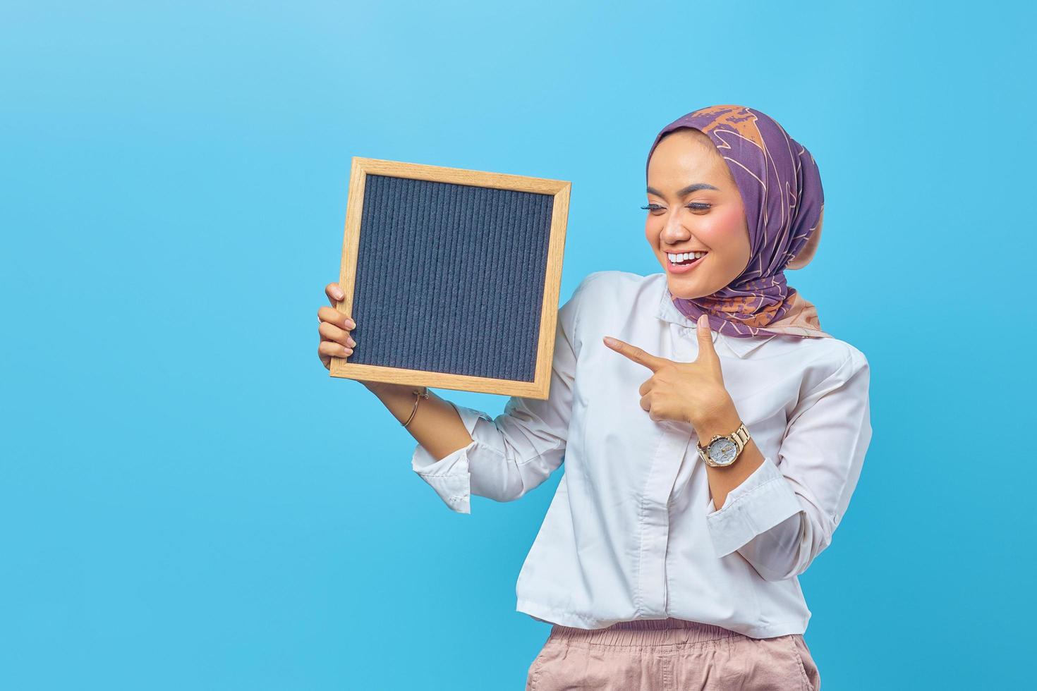 portret van een aziatische vrouw die een bord vasthoudt met een lachende uitdrukking foto