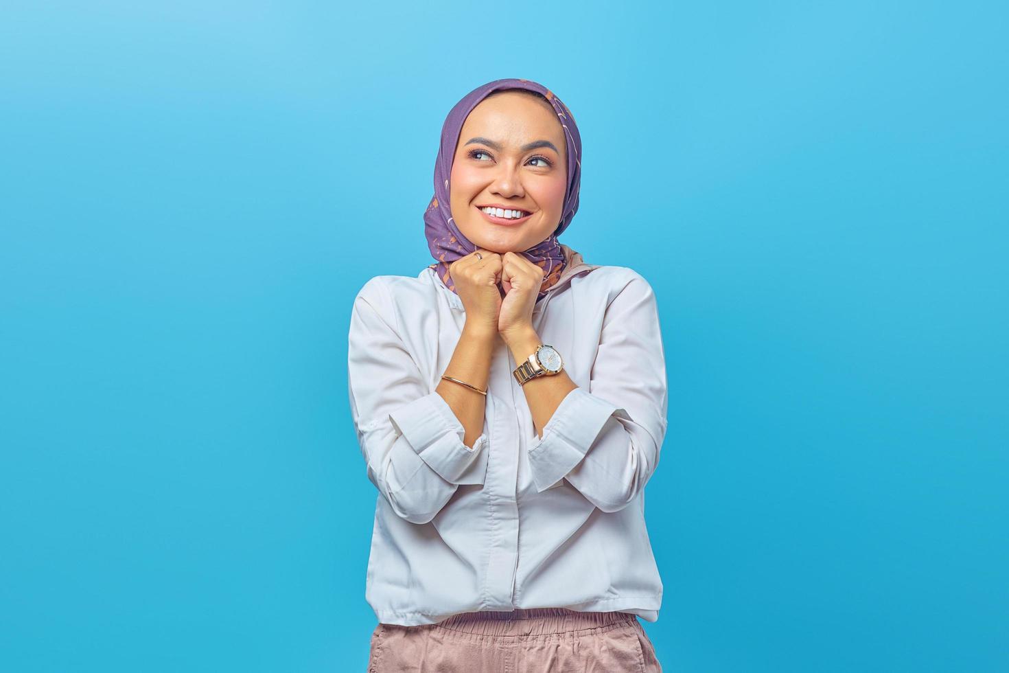 portret van dromerige tevreden vrouw geconcentreerd opzij met een gelukkige glimlach foto