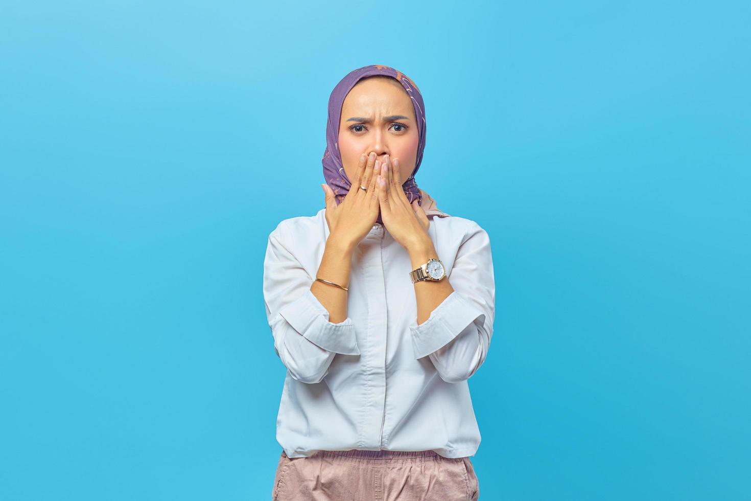 portret van bange jonge aziatische vrouw bedekte mond met beide handpalmen foto