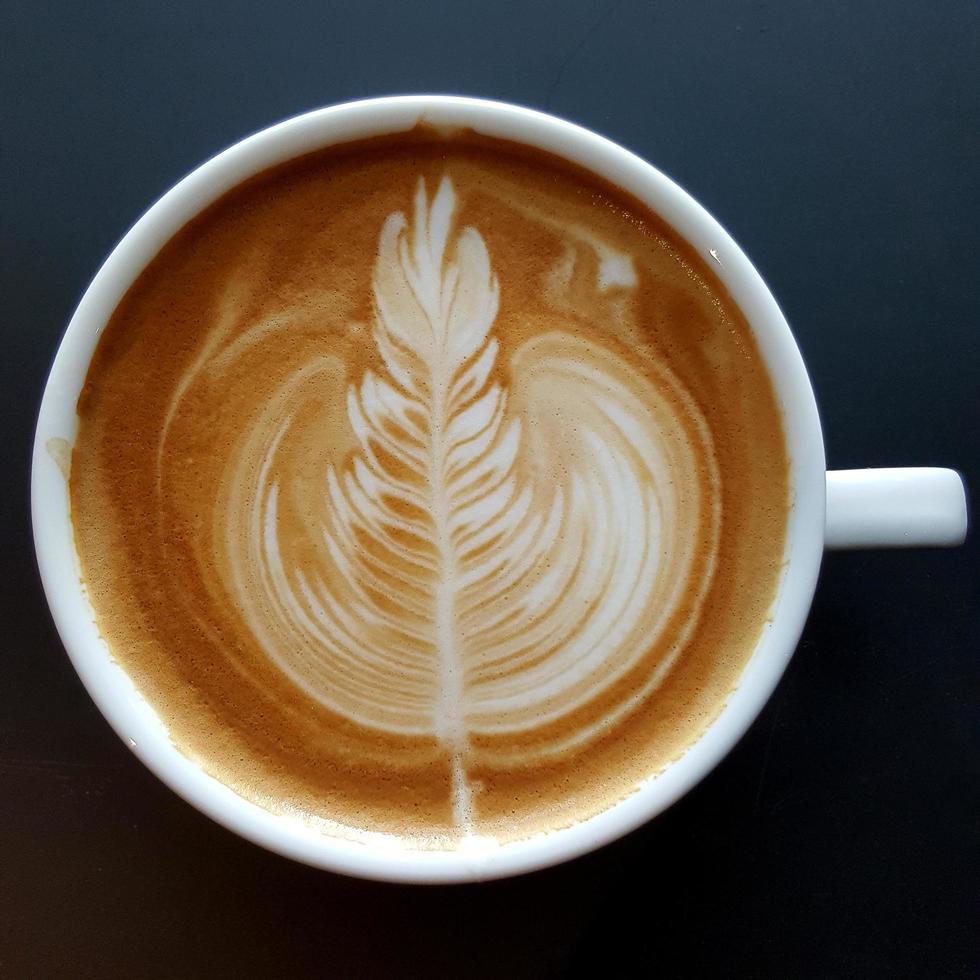 bovenaanzicht van een mok latte art koffie. foto