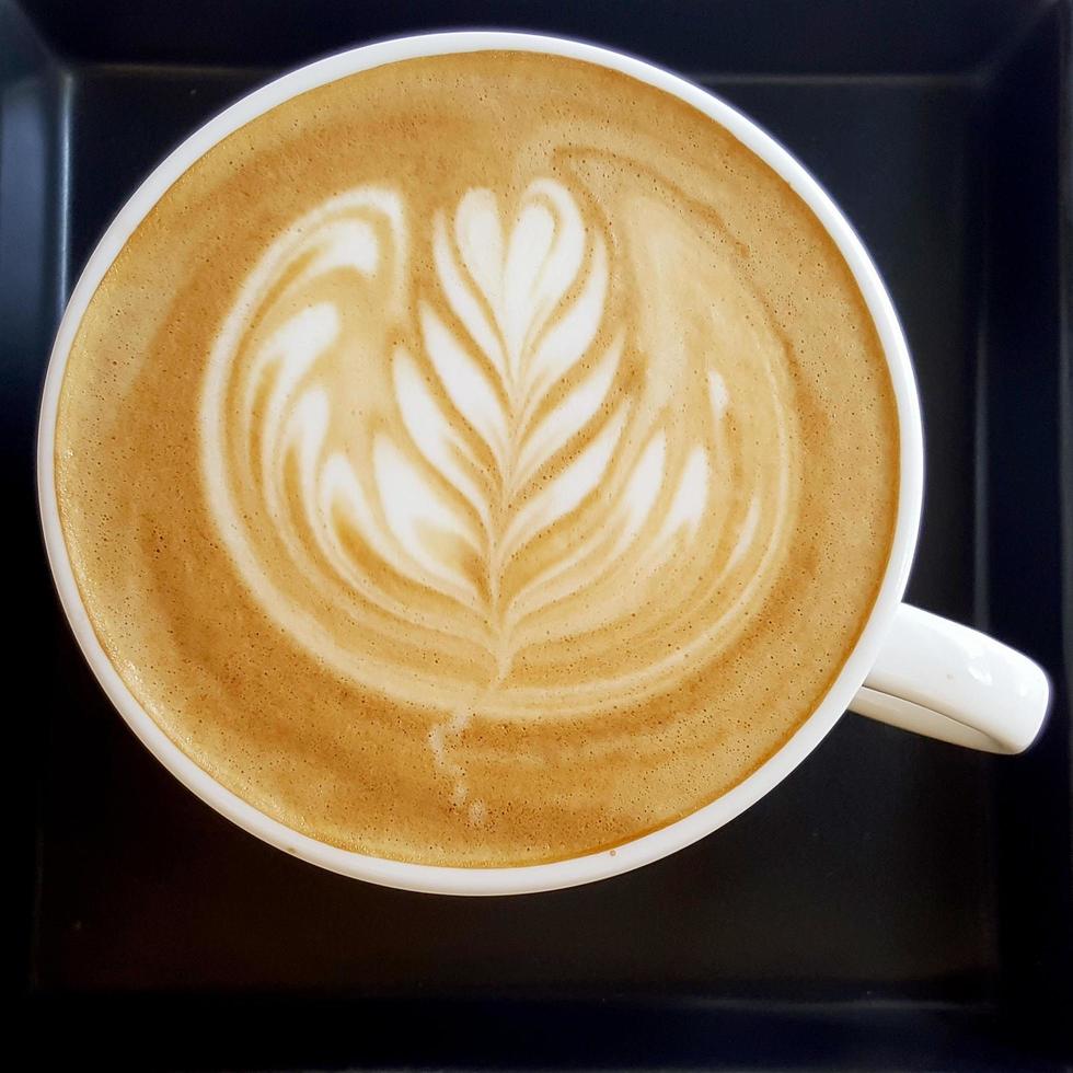 bovenaanzicht van een mok latte art koffie. foto