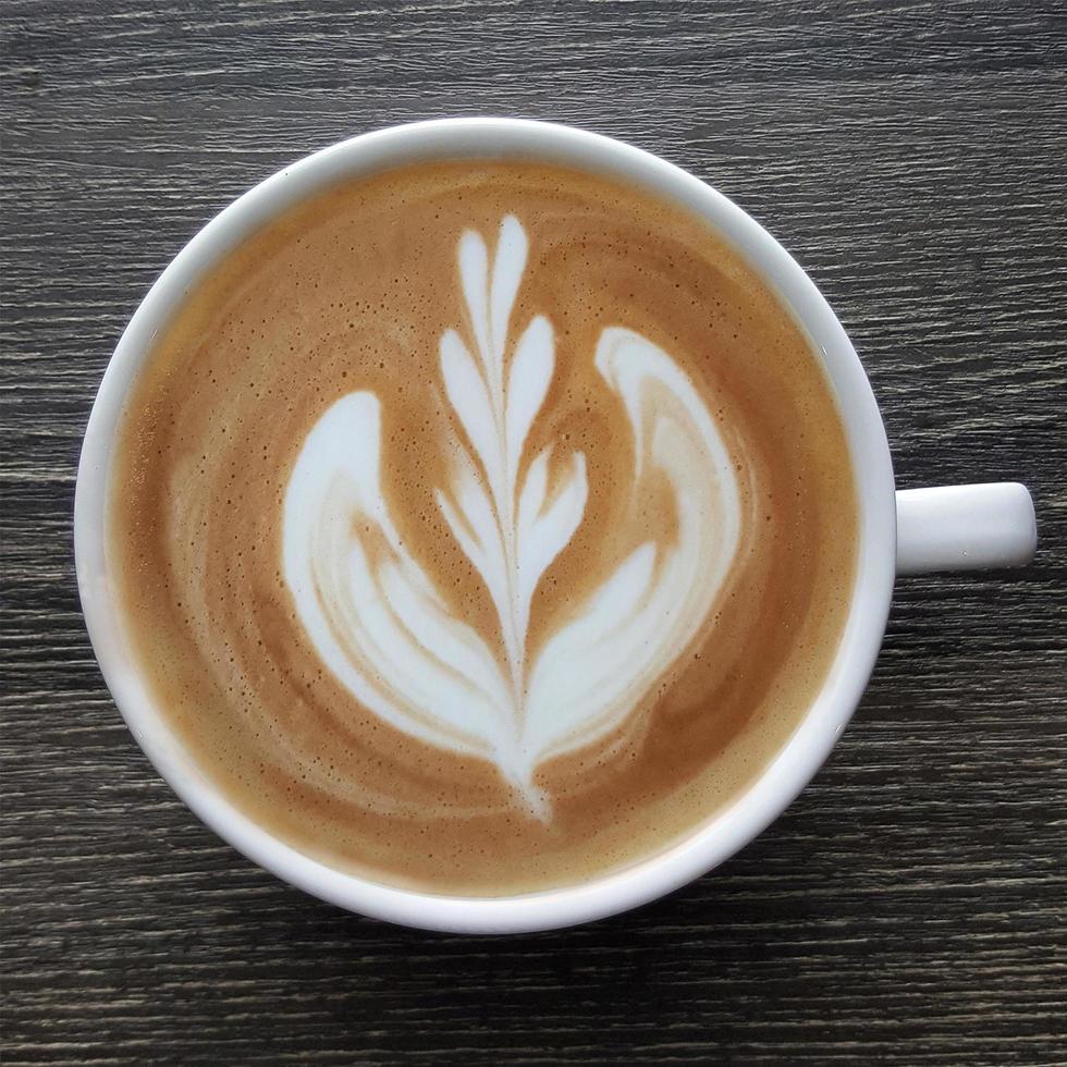 bovenaanzicht van een mok latte art koffie. foto