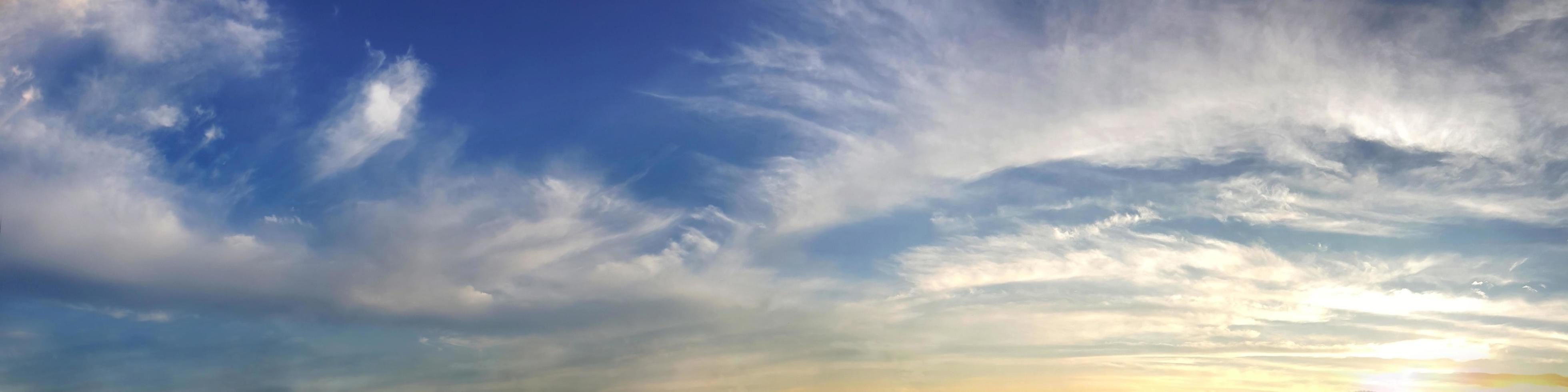 panorama van dramatische levendige kleuren met prachtige wolk foto