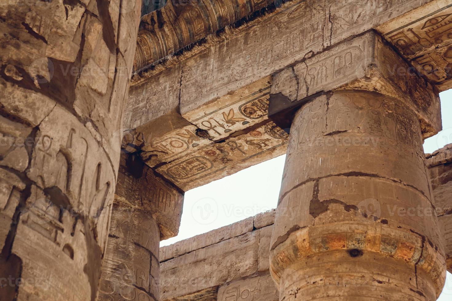 kolommen met hiërogliefen in karnak tempel in luxor, egypte. reizen foto