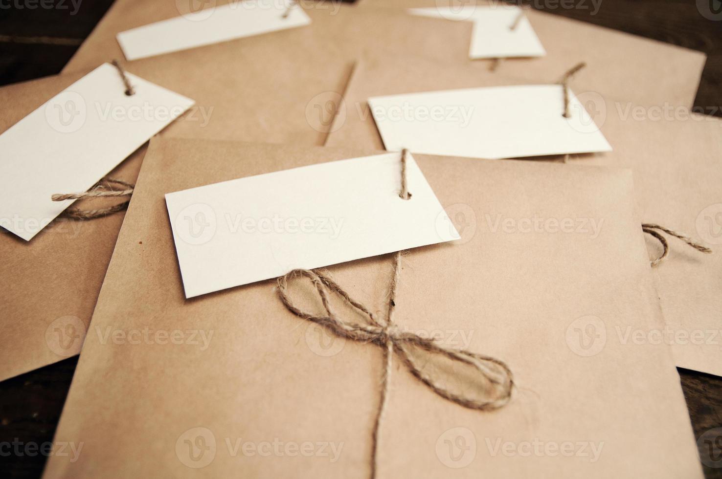notitie van een papier op een kaart van een envelop van kraftpapier op een houten tafel foto