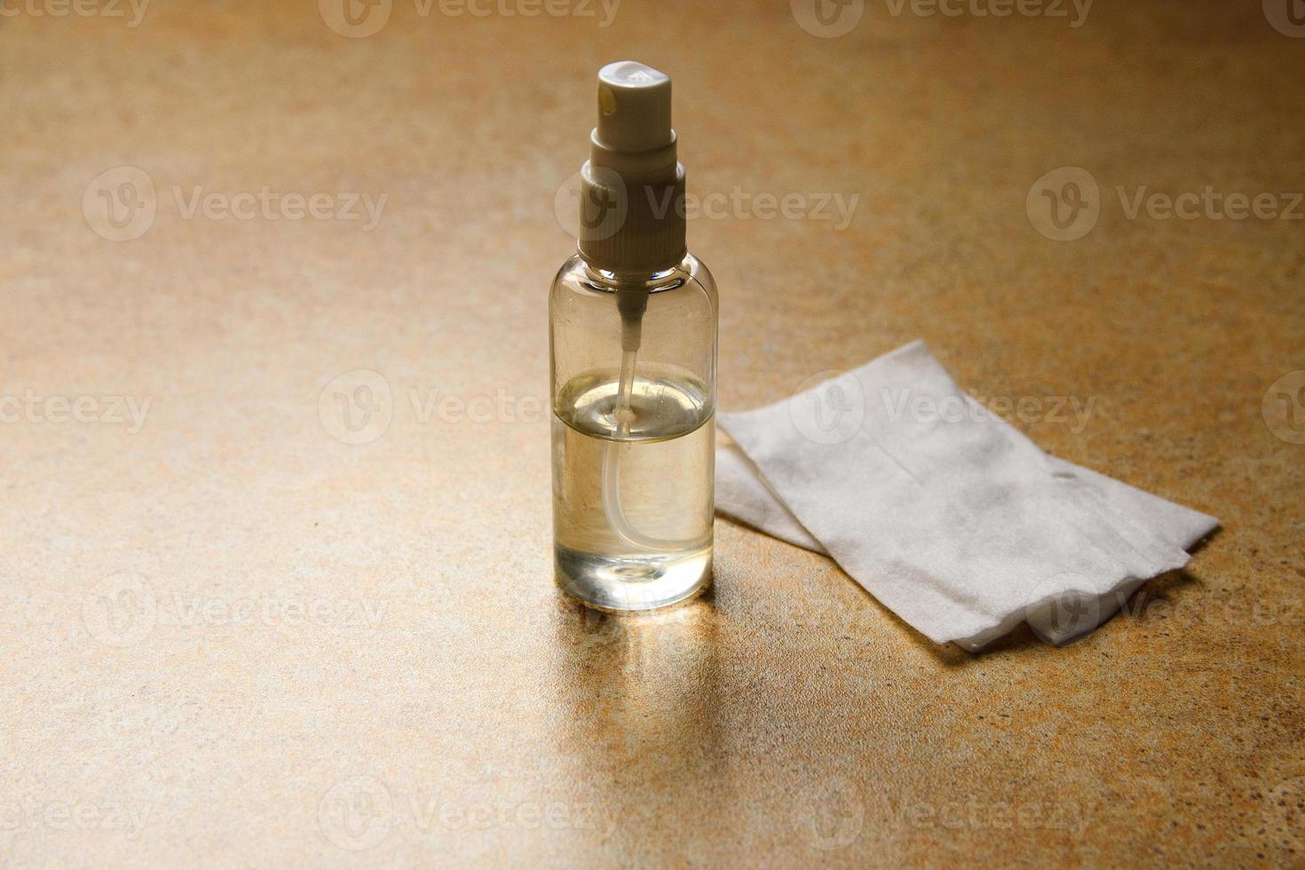 handspray antiseptisch voor desinfectie van handen tegen virussen en bacteriën foto