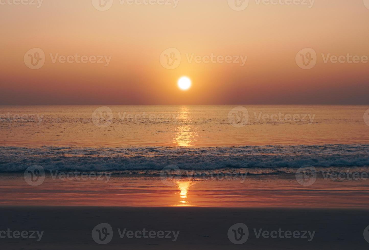 tropische natuur schoon strand zonsondergang hemel tijd met zonlicht. foto