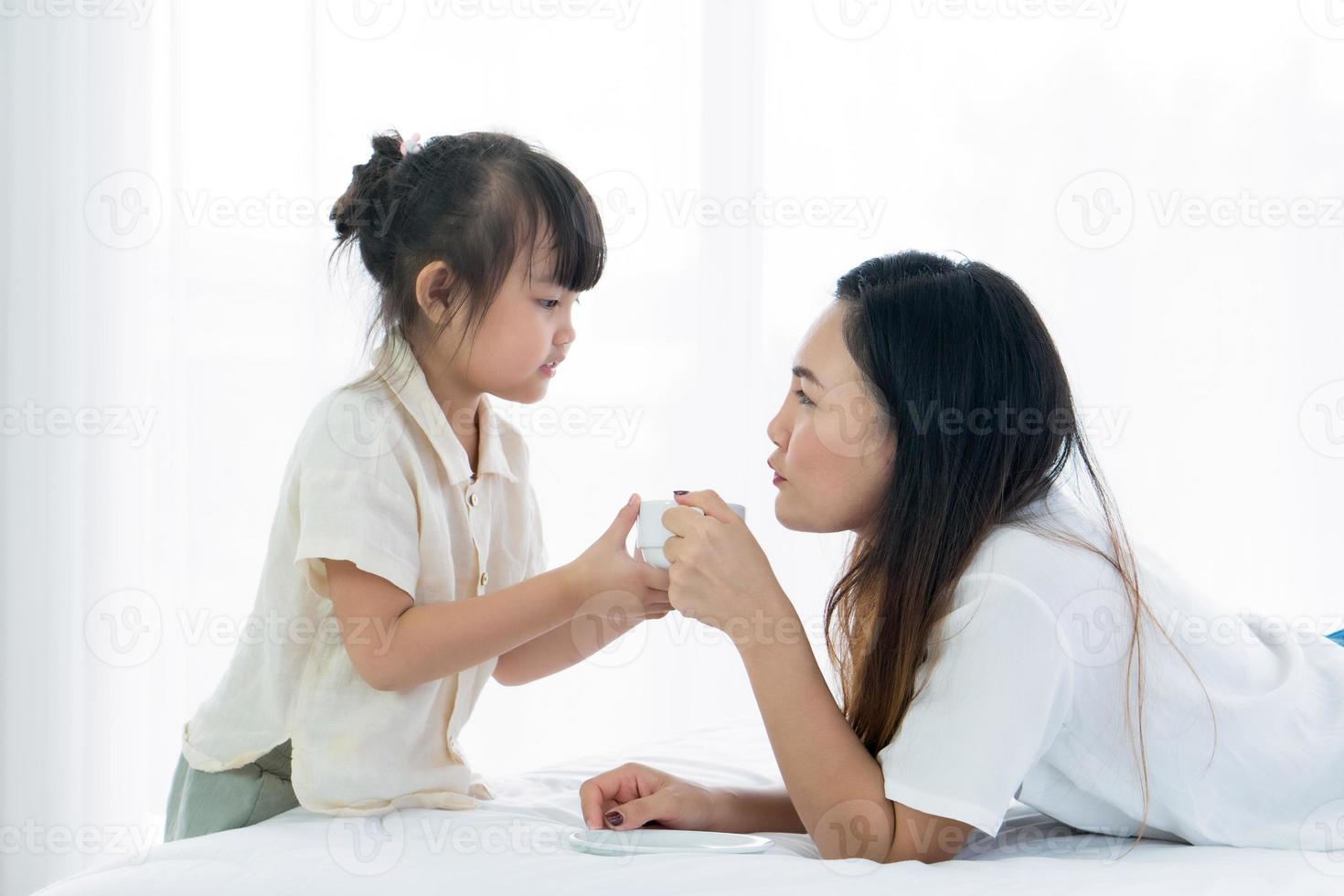 moeder en dochter met koffie foto