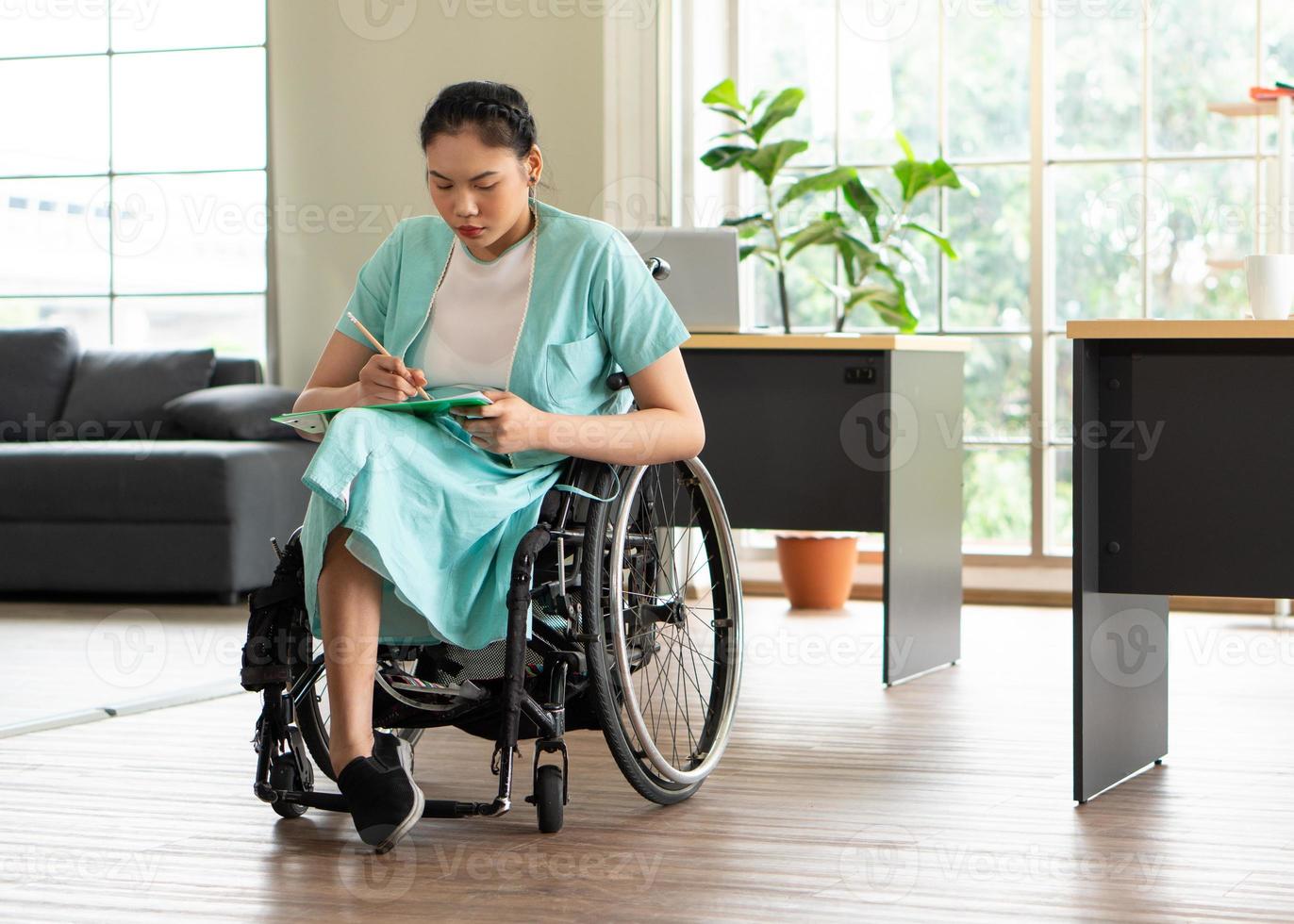 vrouw in een rolstoel in een kantoor foto