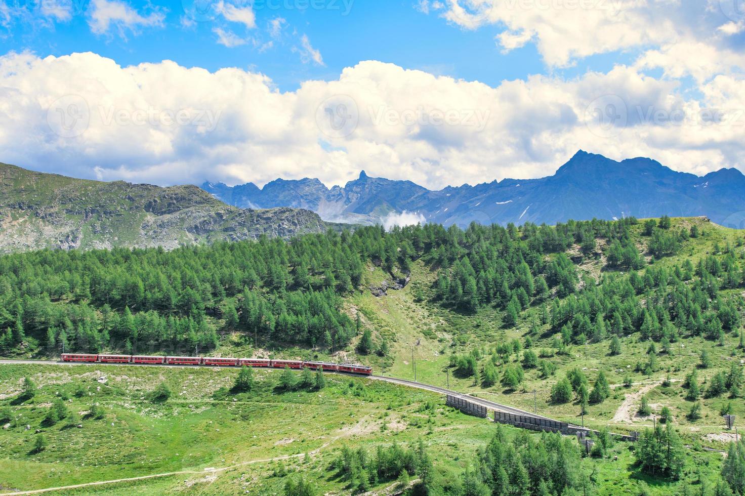 passage van de rode Bernina toeristentrein foto