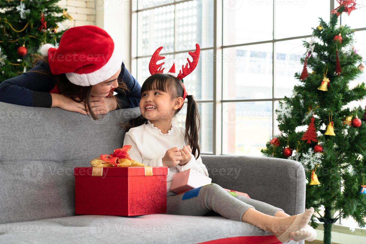 moeder en kind vieren kerst foto