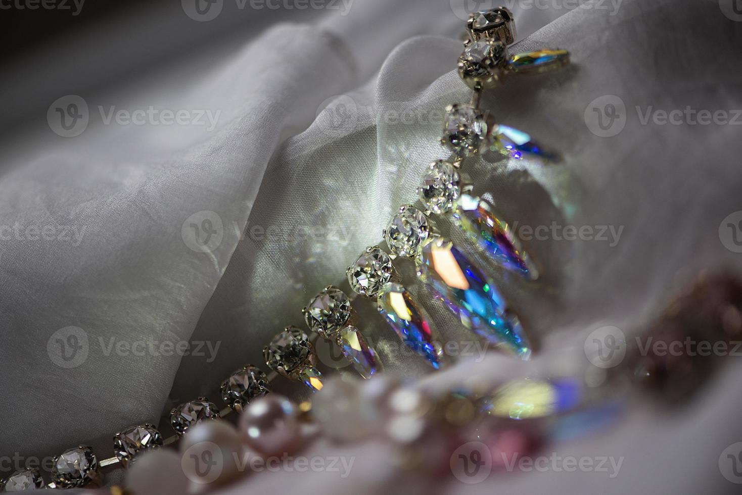 close-up details van ketting en oorbellen met swarovski kristal foto