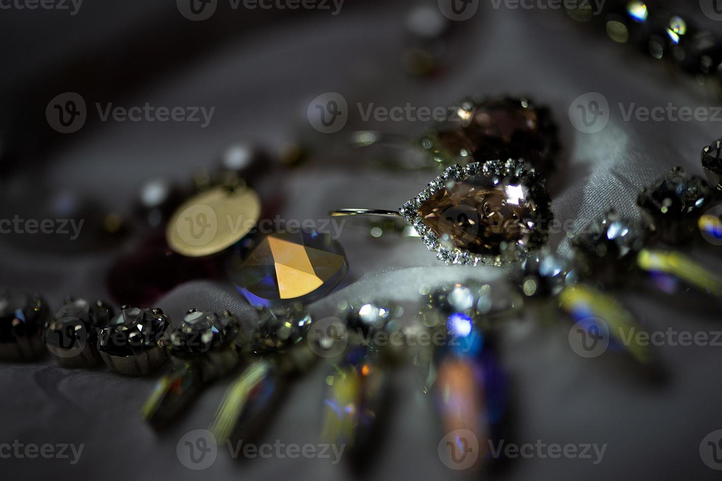 close-up details van ketting en oorbellen met swarovski kristalsteen foto