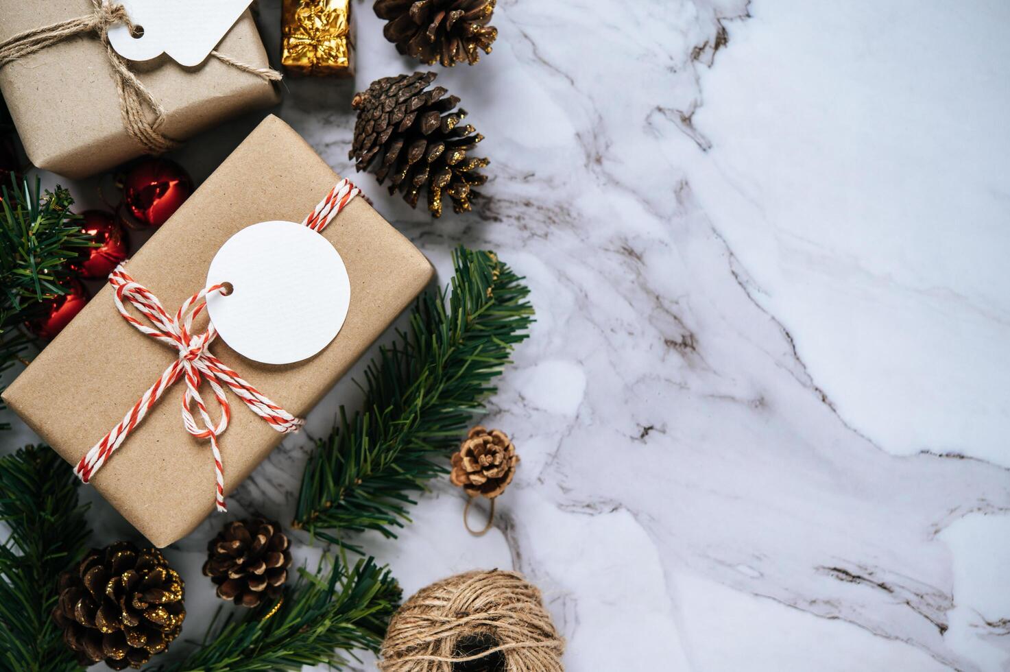 geschenkdozen met kleine geschenken op wit cement foto