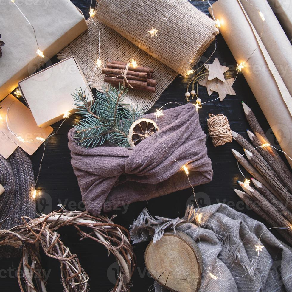 kerstvakantiecadeau verpakt in doek in de stijl van furoshiki foto