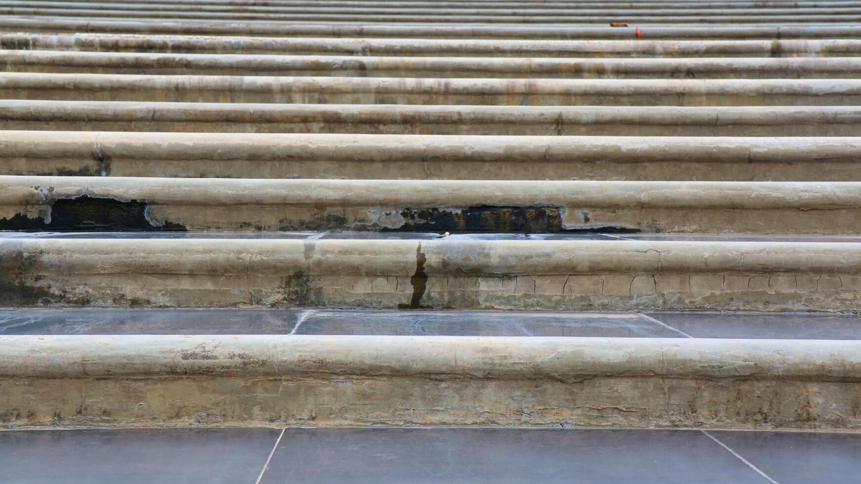 betonnen trap een beetje nat van de regen foto