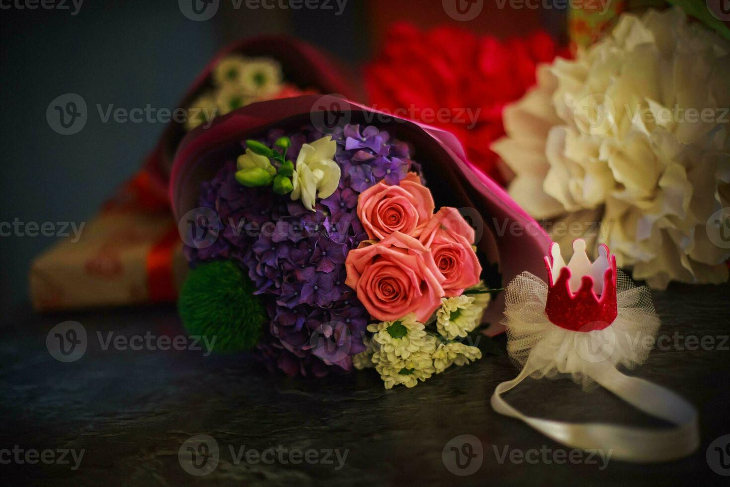 een boeket voor de verjaardag van een weinig meisje van roze rozen, een blu foto