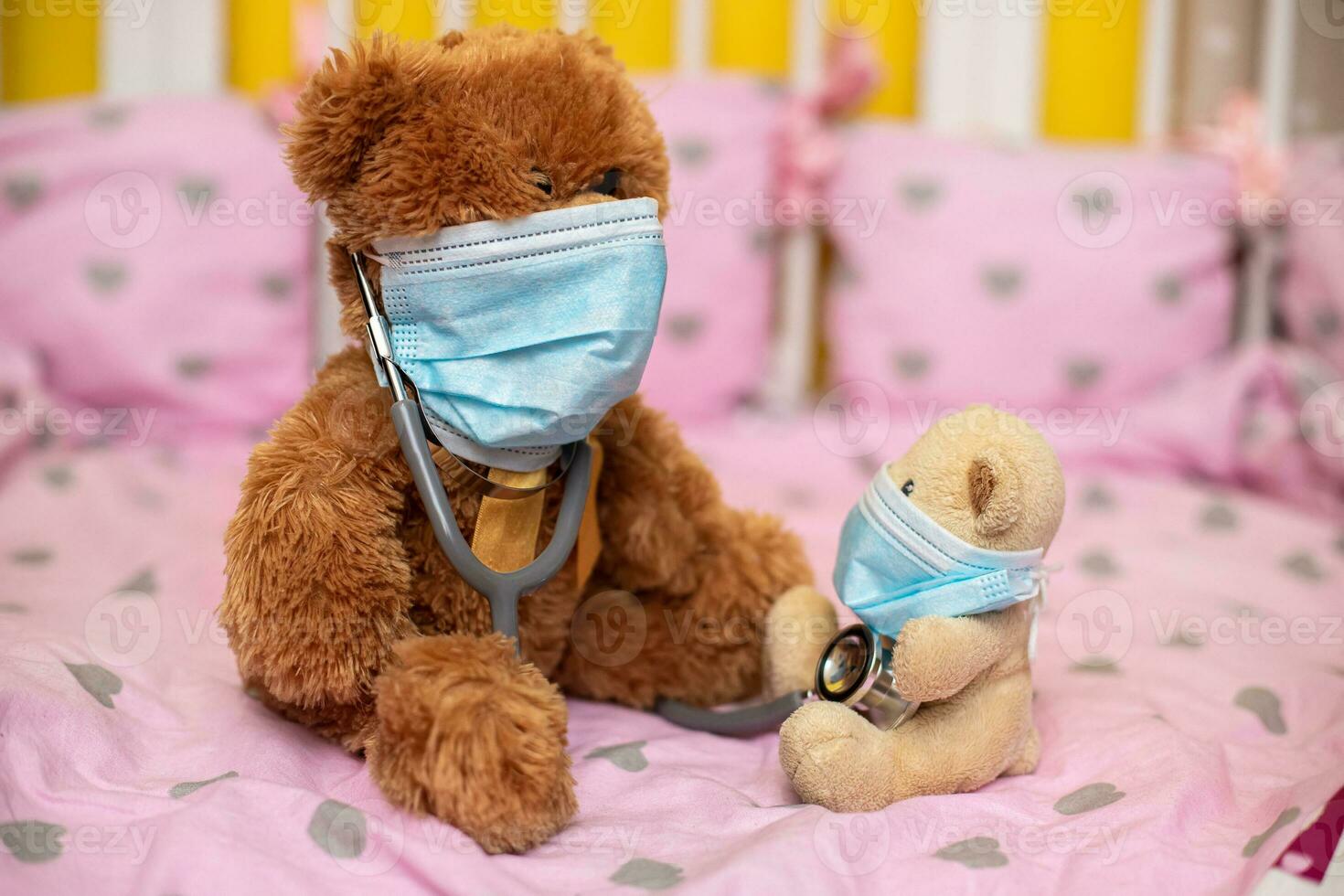 groot teddy beer met phonendoscope in beschermend masker en klein teddy beer in medisch masker zitten in kinderbed. corona virus, quarantaine, pandemie, griep, verkoudheid, ziekte. geneeskunde concept en Gezondheid foto