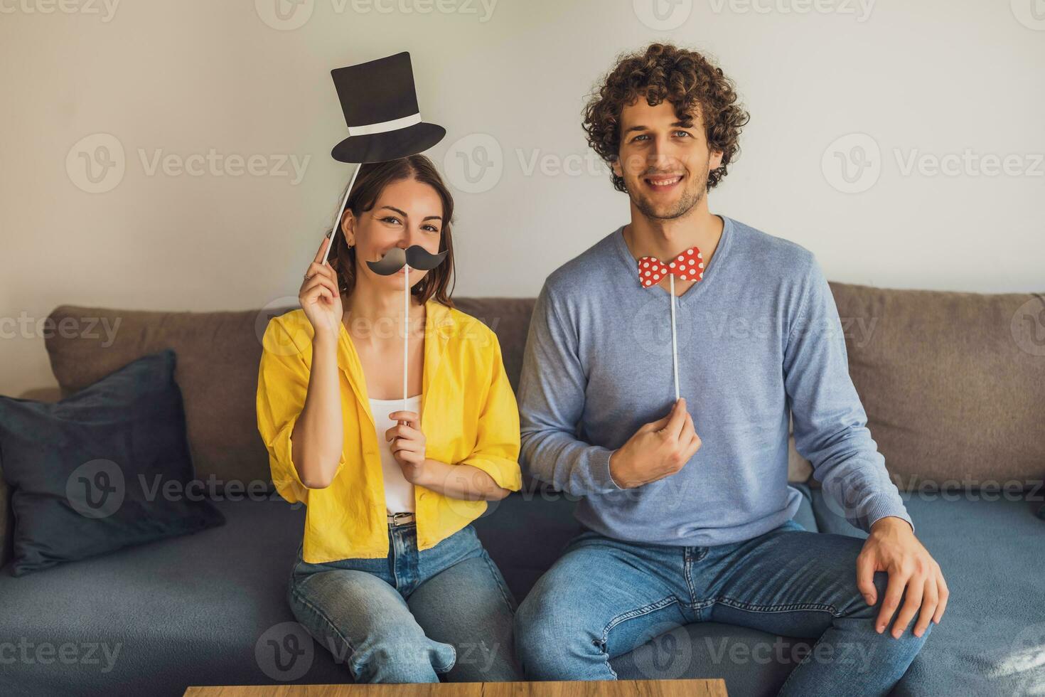 portret van jong gelukkig paar Bij huis. ze zijn hebben plezier. foto