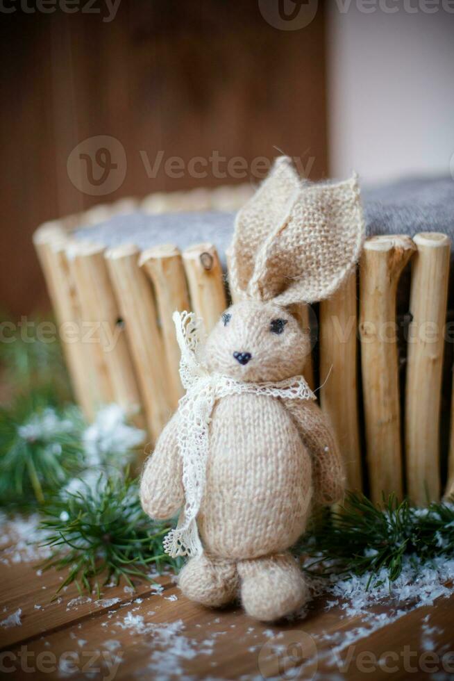 gebreid konijn Bij Kerstmis houten mand in sneeuw foto