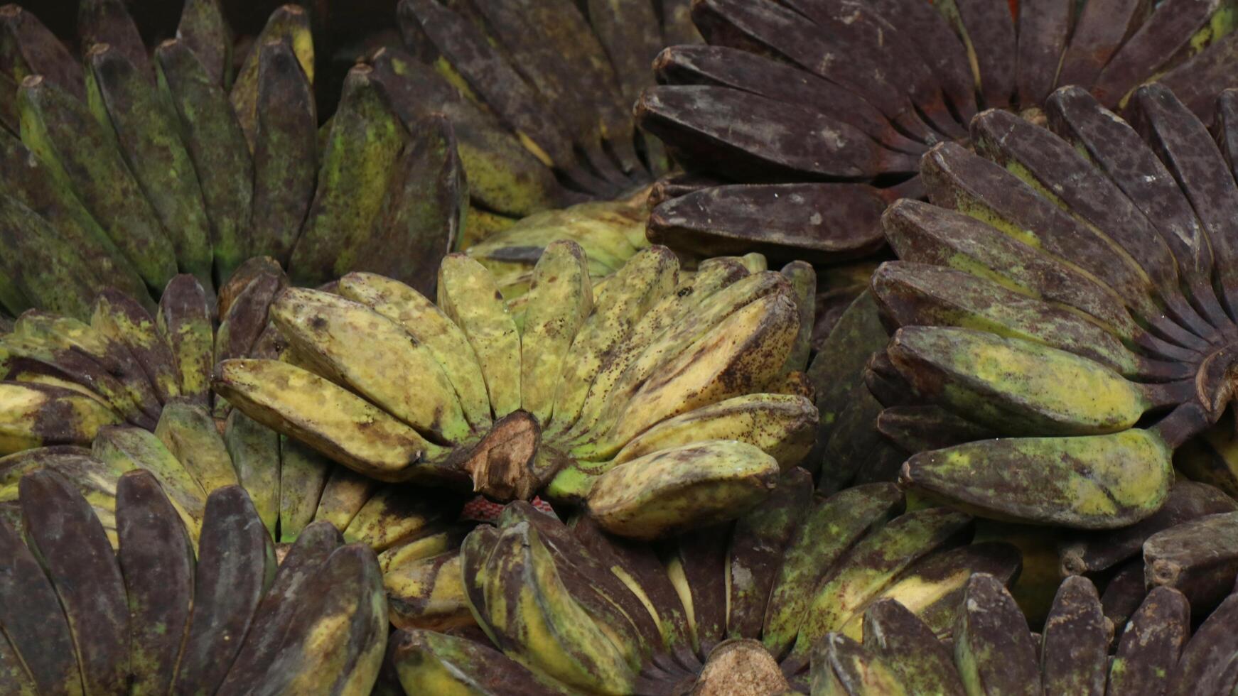 gele donkere bananen die op traditionele markten worden verkocht foto