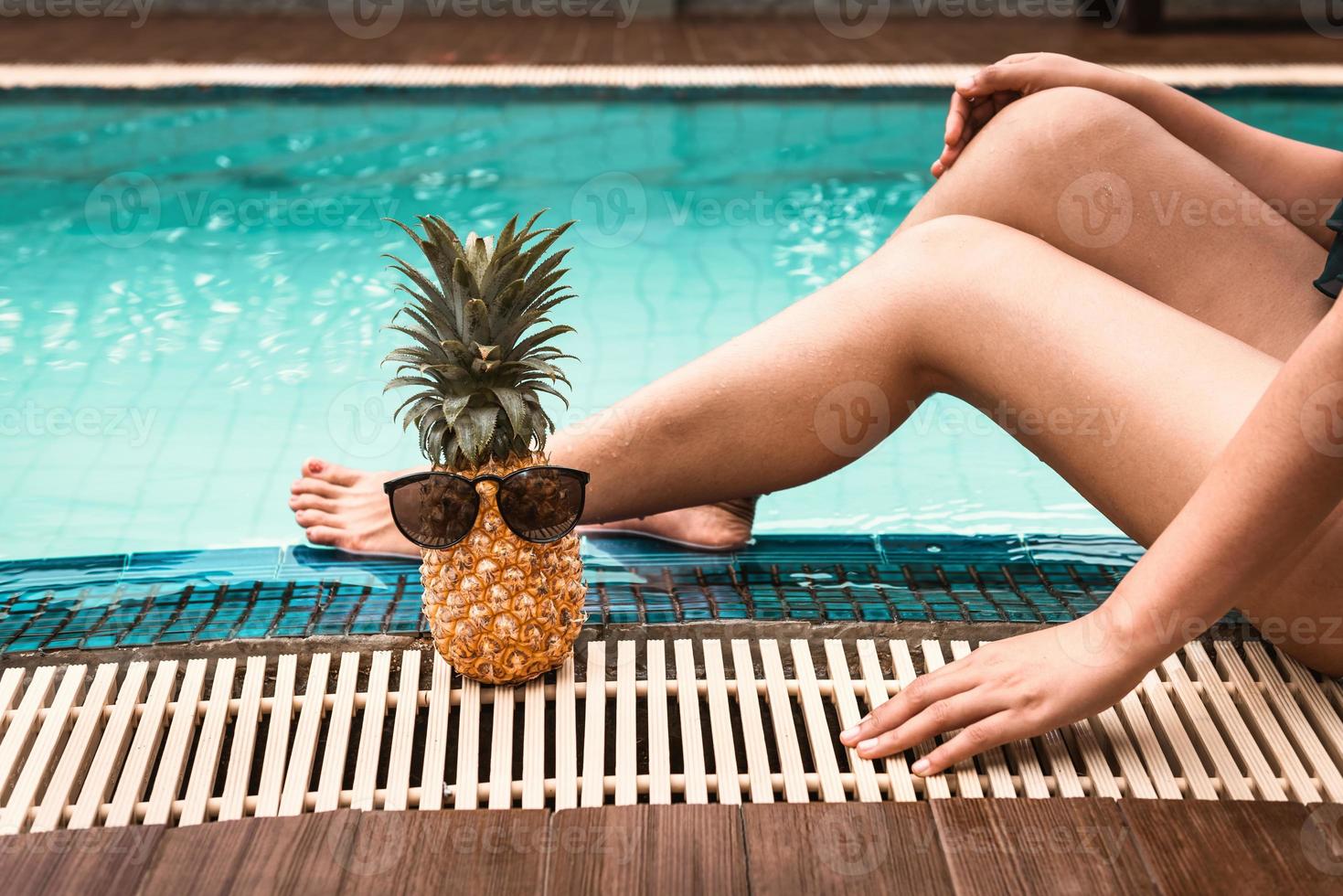 vrouw in zwembroek ontspannen in het zwembad foto