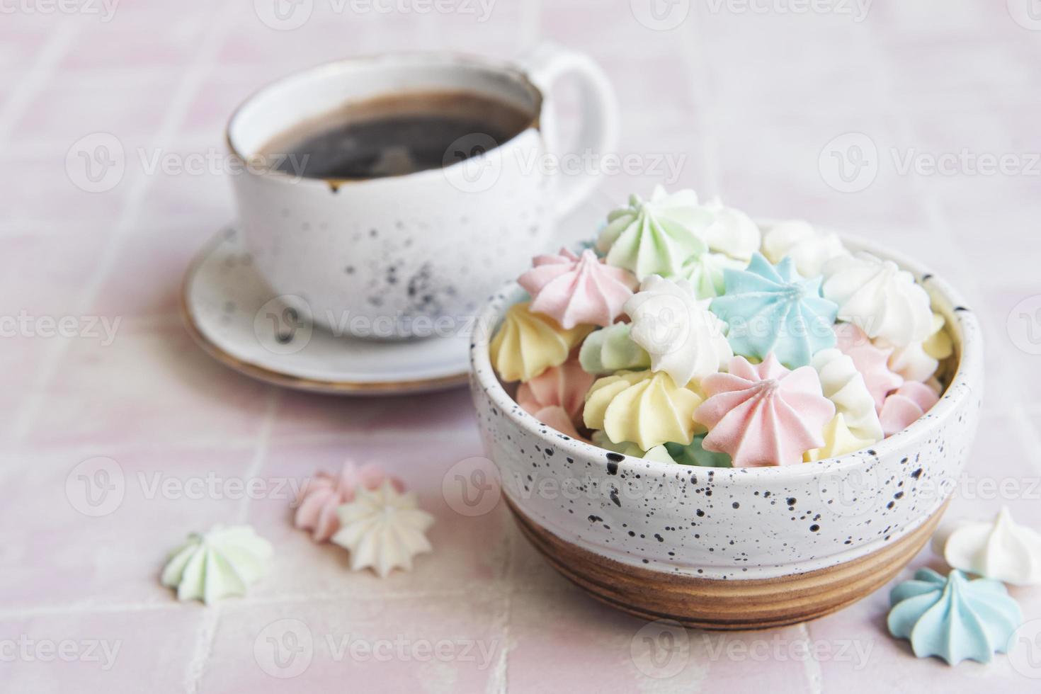 kopje met koffie en kleine meringues foto