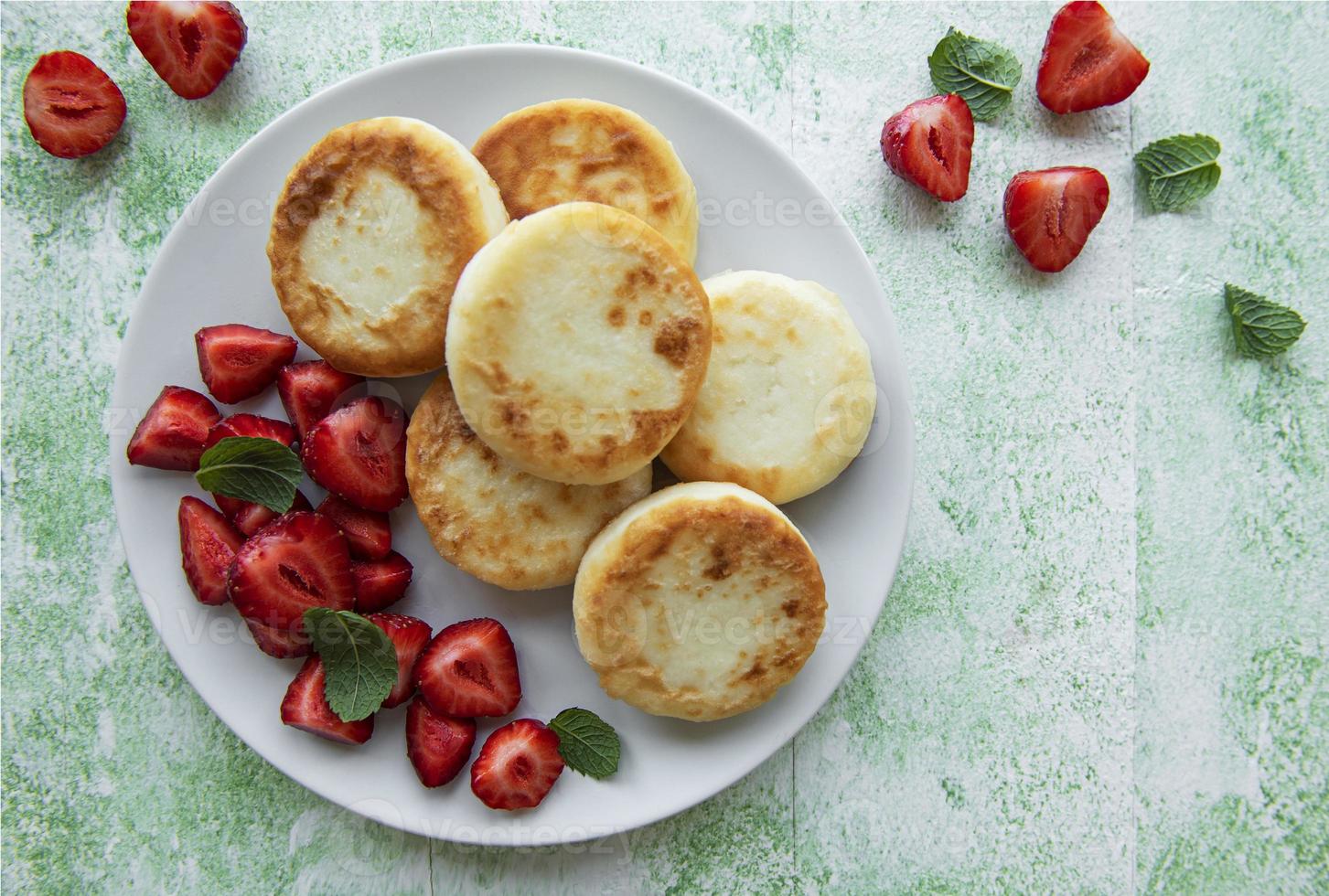 kwarkpannenkoekjes, ricottabeignets op keramische plaat foto