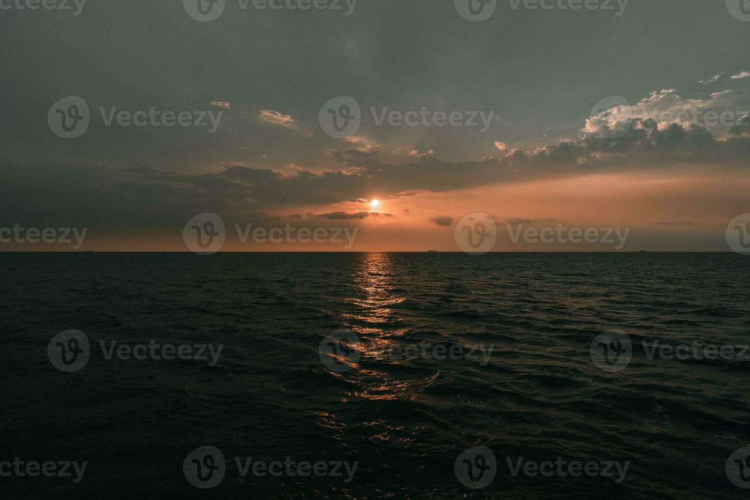 zonsondergang Bij de baai van Bengalen oceaan foto