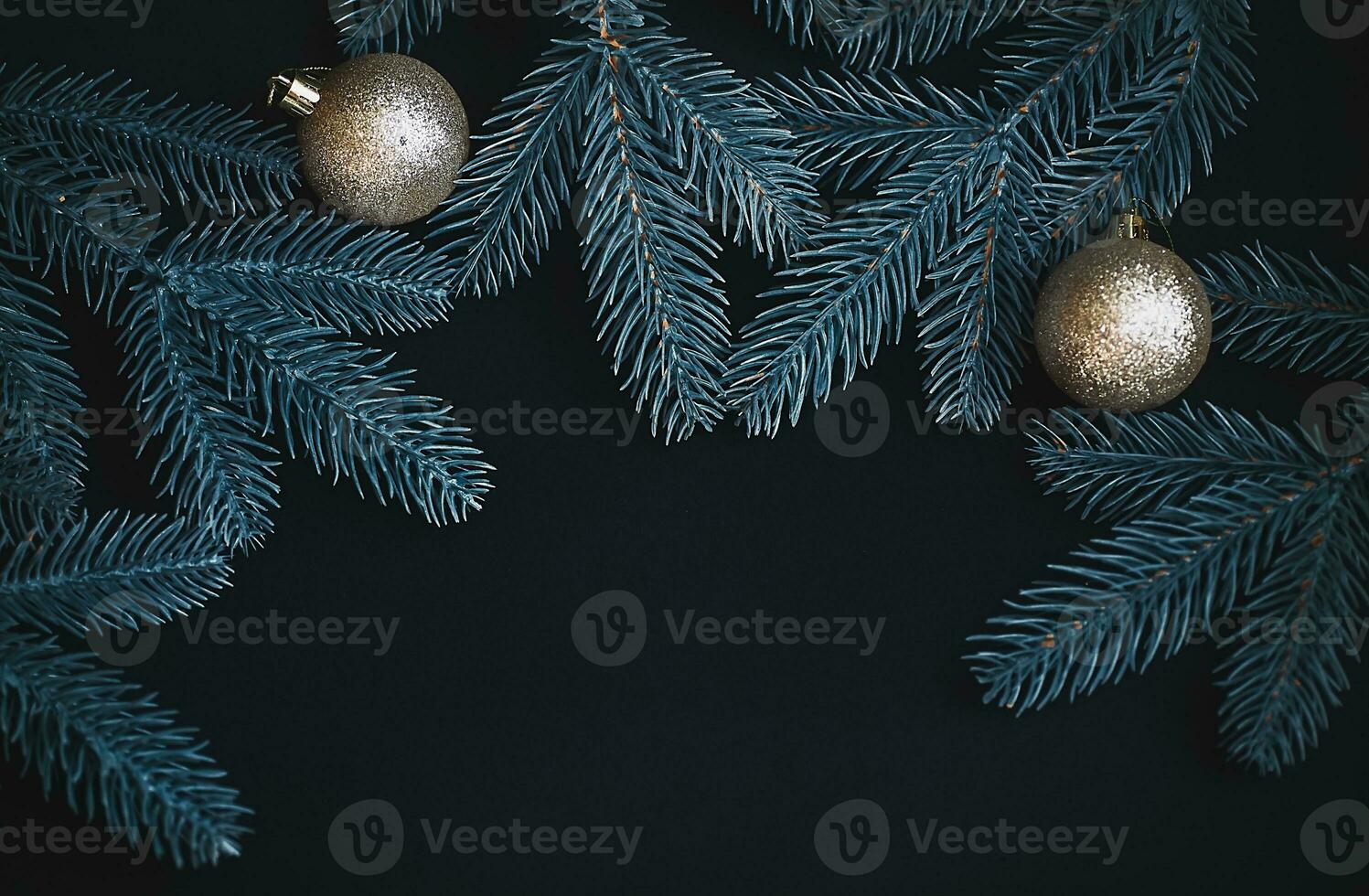 groen takken at Aan zwart achtergrond. donker achtergrond voor Kerstmis kaart of reclame. versierd met gouden ballen nieuw jaar sparren. foto