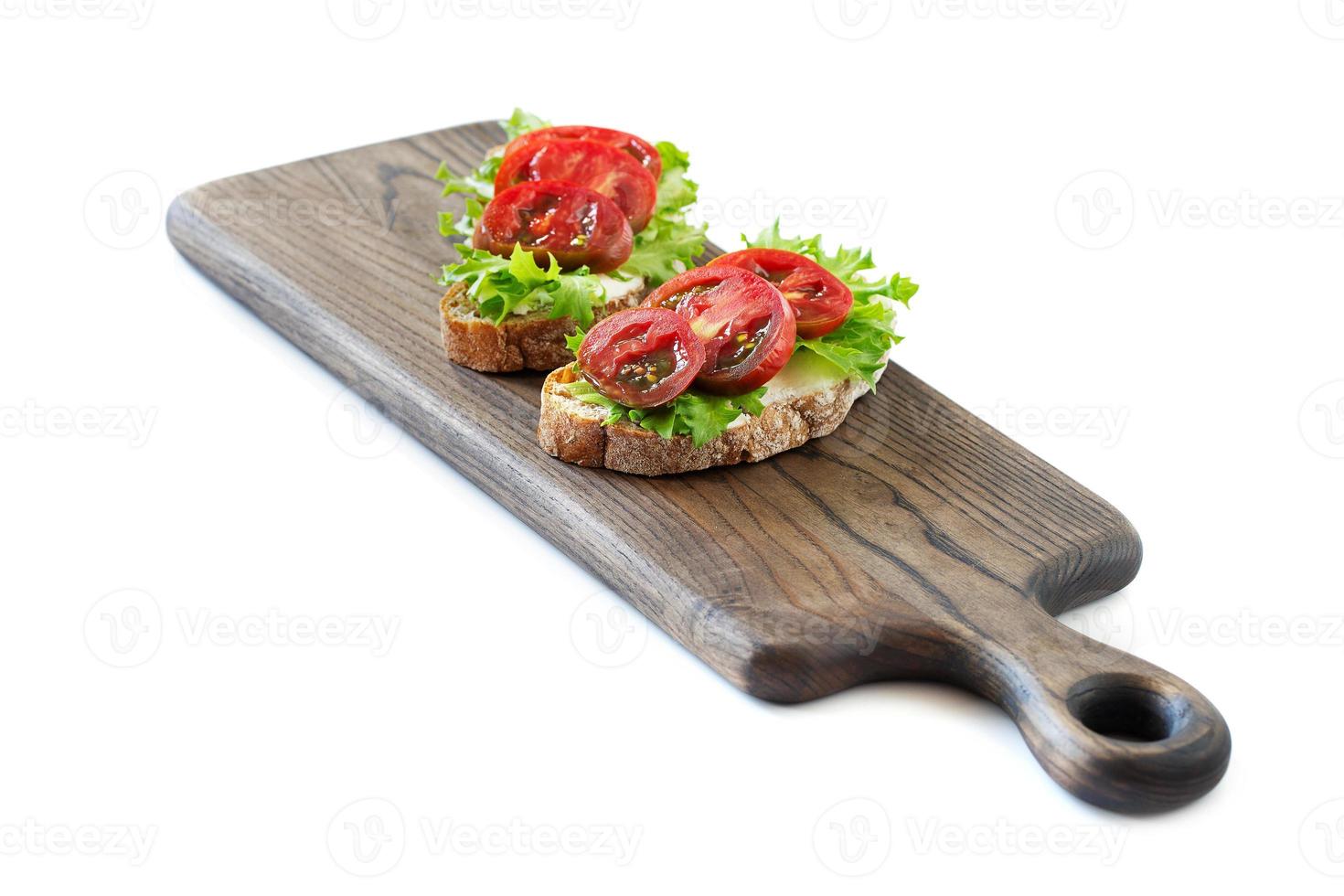 twee sandwiches met tomaten foto