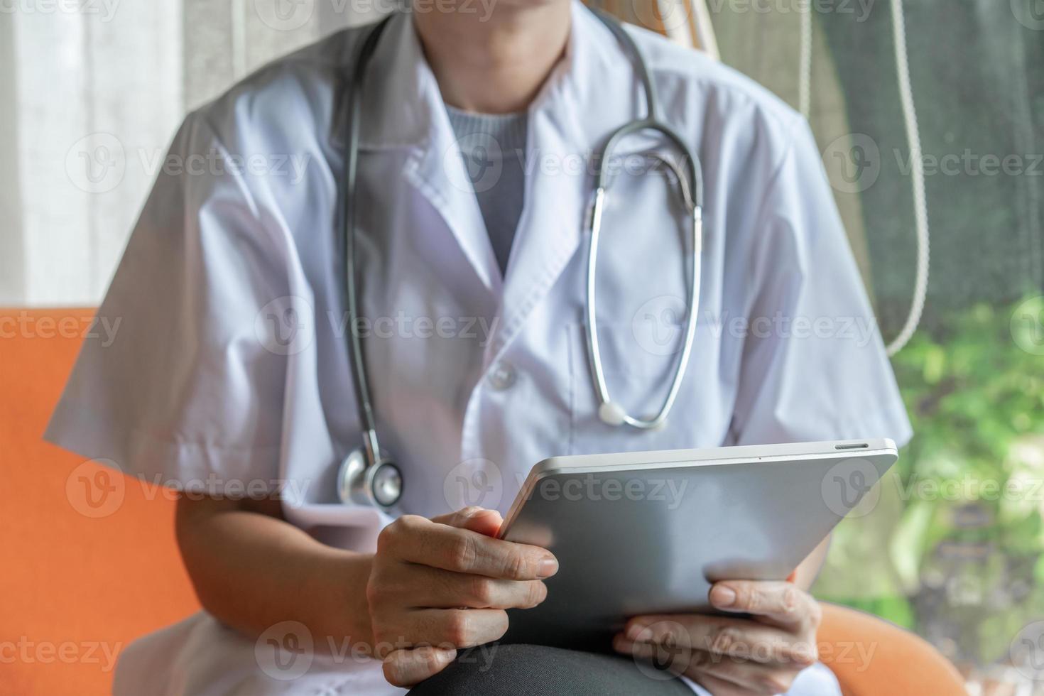 arts met tablet in telemedisch concept foto