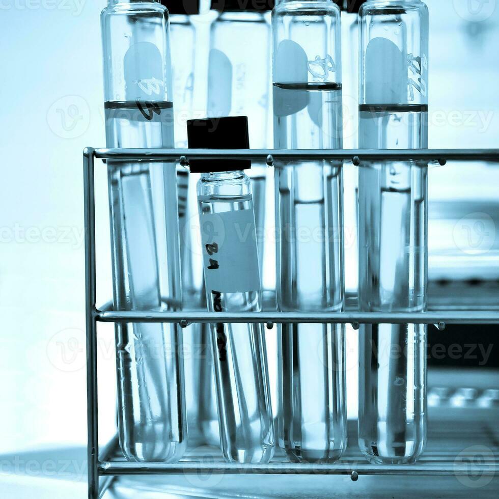 laboratorium glaswerk Bij laboratorium achtergrond in blauw toon foto