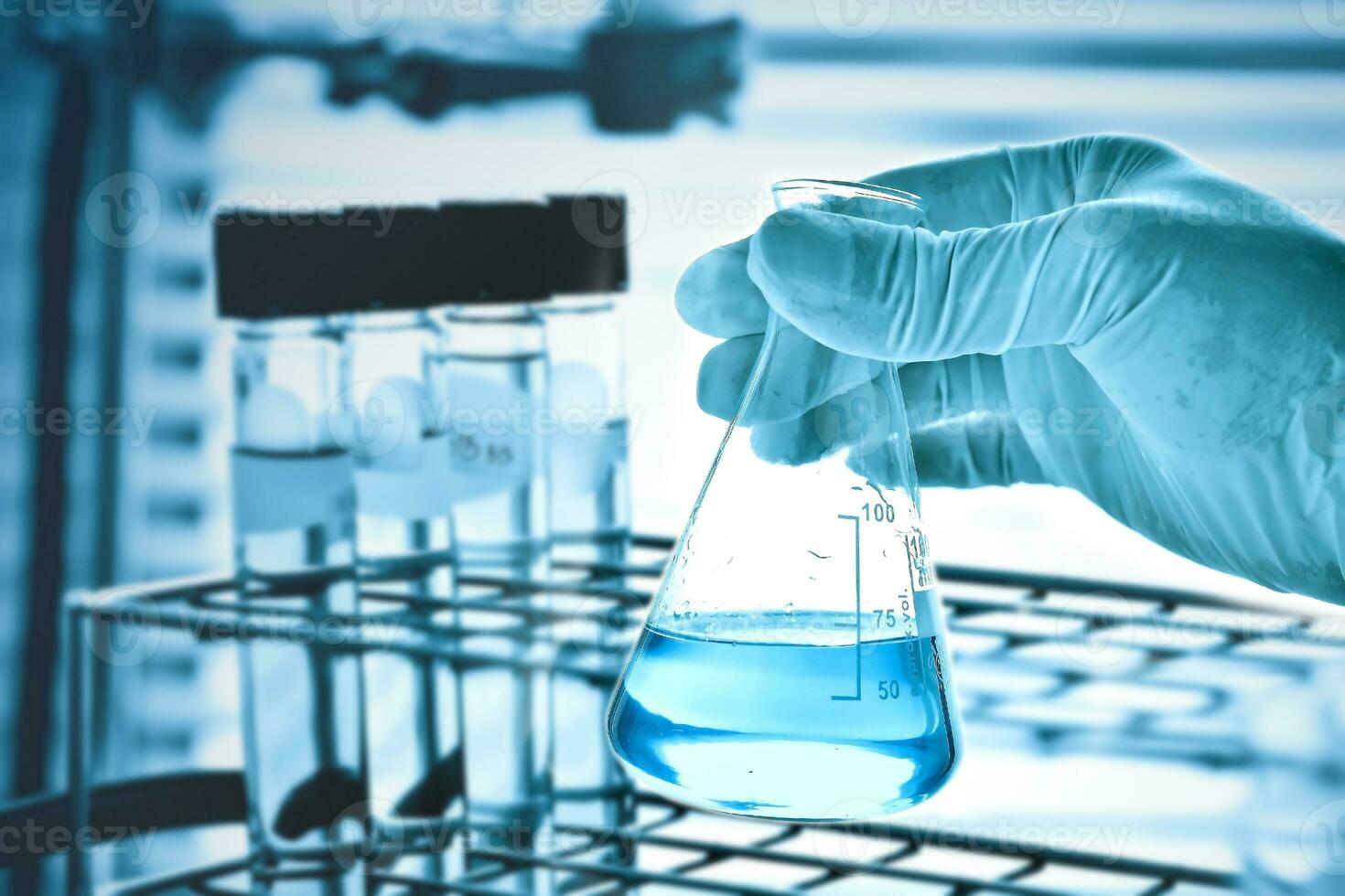 fles in wetenschapper hand- met laboratorium glaswerk achtergrond foto