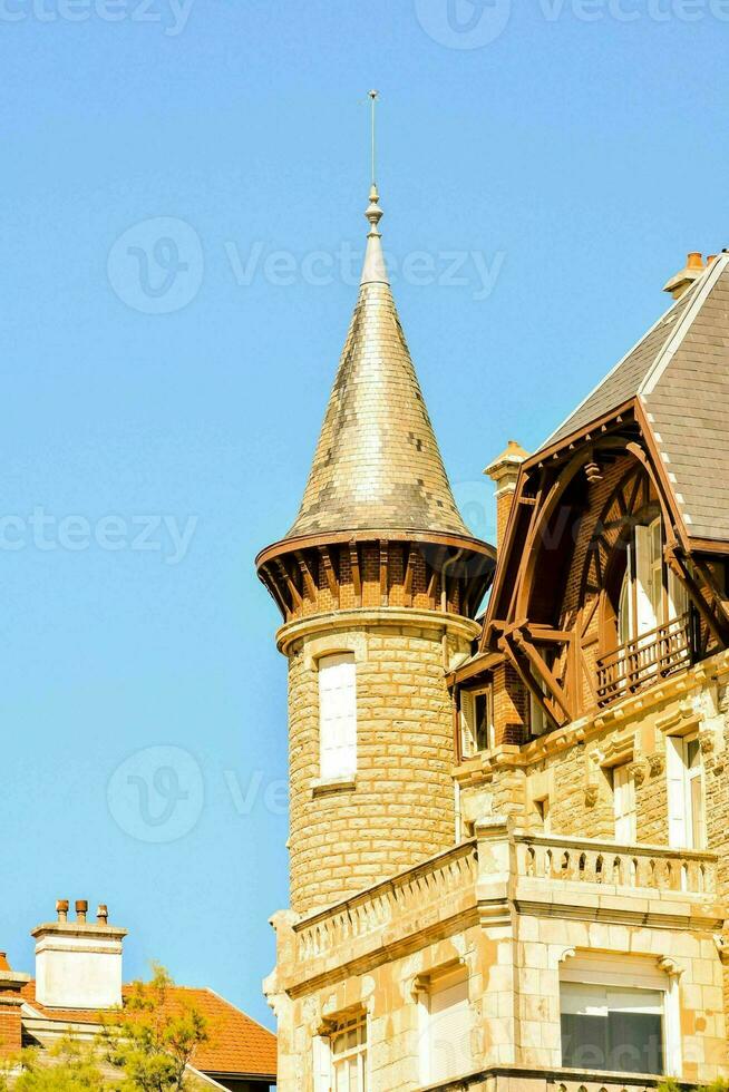 een groot steen gebouw met een toren Aan top foto