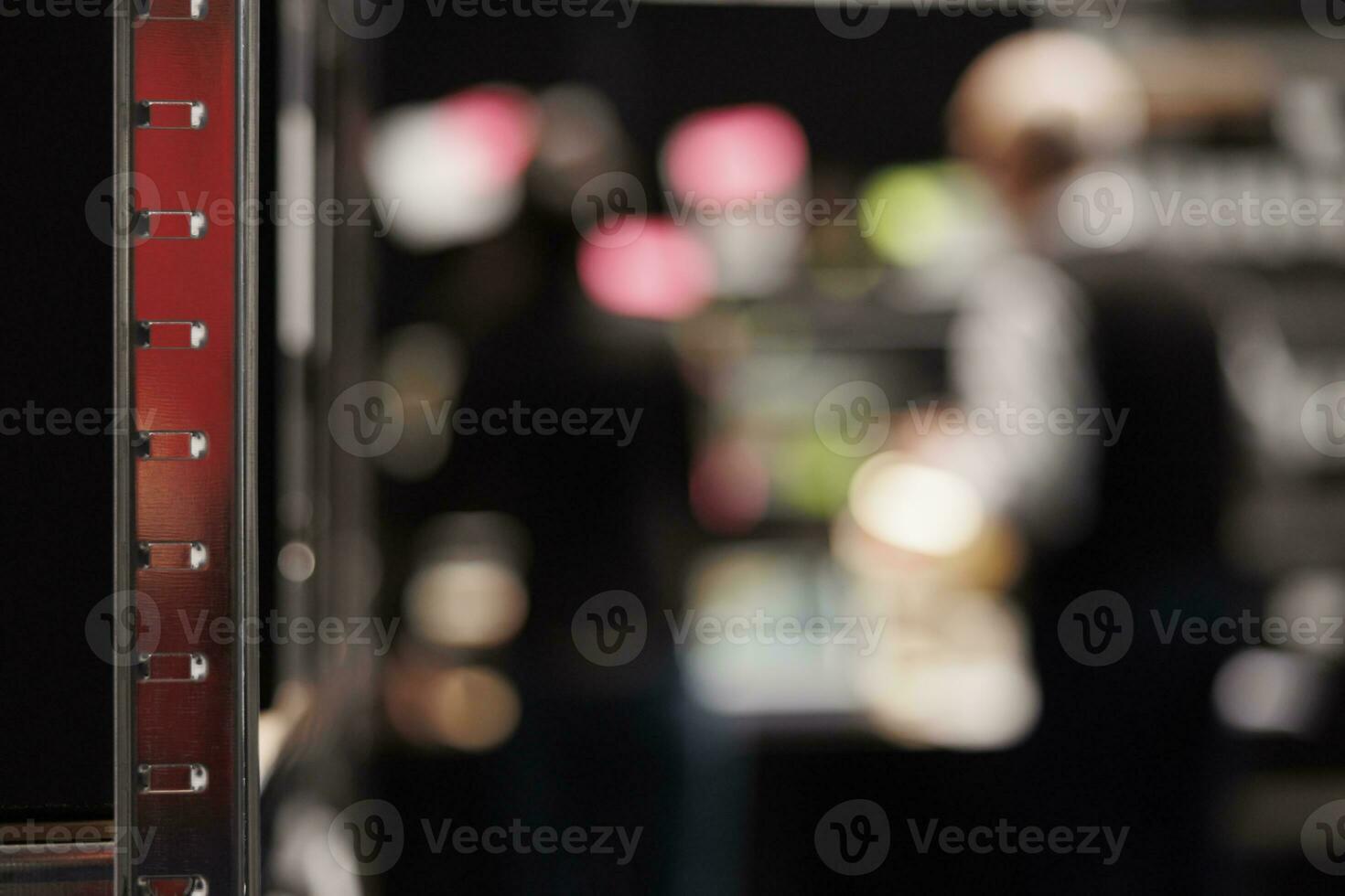 selectief focus van metalen opslagruimten vol met federaal gevallen, in achtergrond privaat detectives op zoek Bij onderzoek bord in archiveren kamer. Politie officieren werken over uren Bij crimineel geval foto