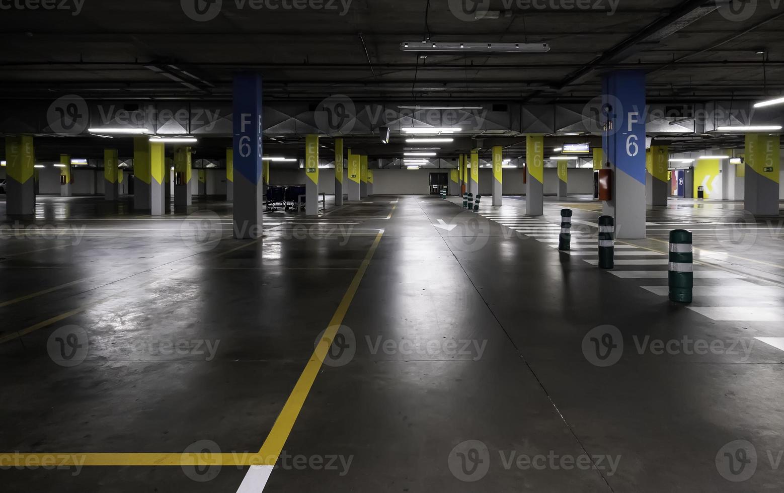 interieur van ondergrondse parkeergarage foto