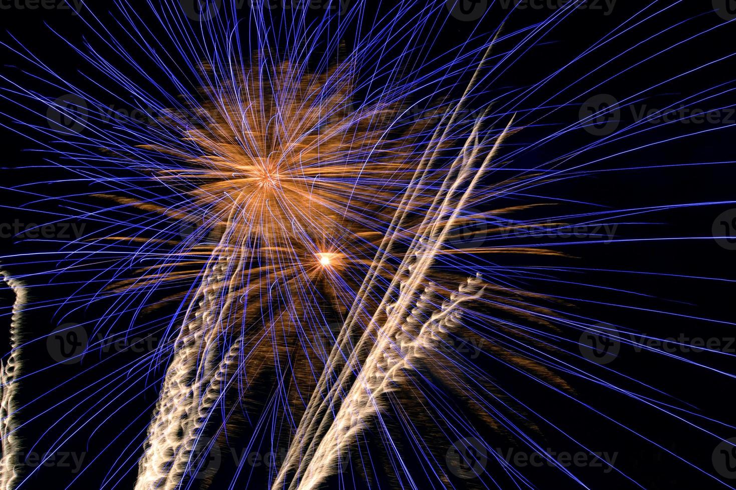 prachtig vuurwerk dat de donkere nachtelijke hemel kleurt foto