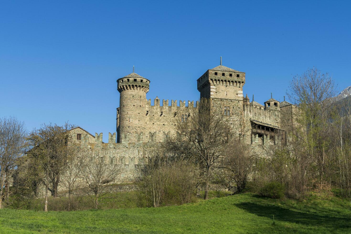fenis kasteel gezien van de kant aosta vallei Italië foto