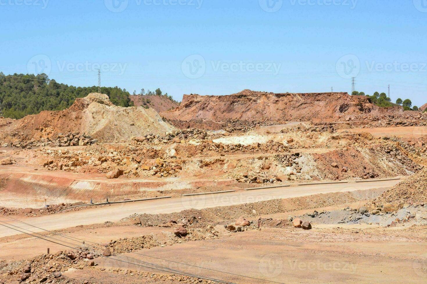 een groot Open pit met aarde en rotsen foto