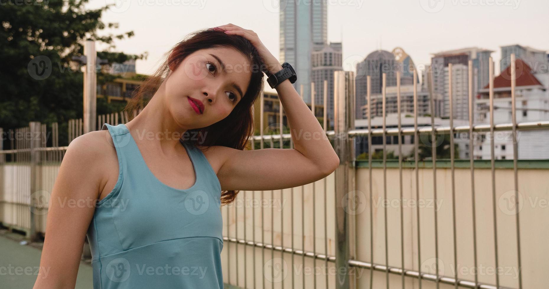 azië atleet dame oefeningen doen stretch trainen in de stad. foto