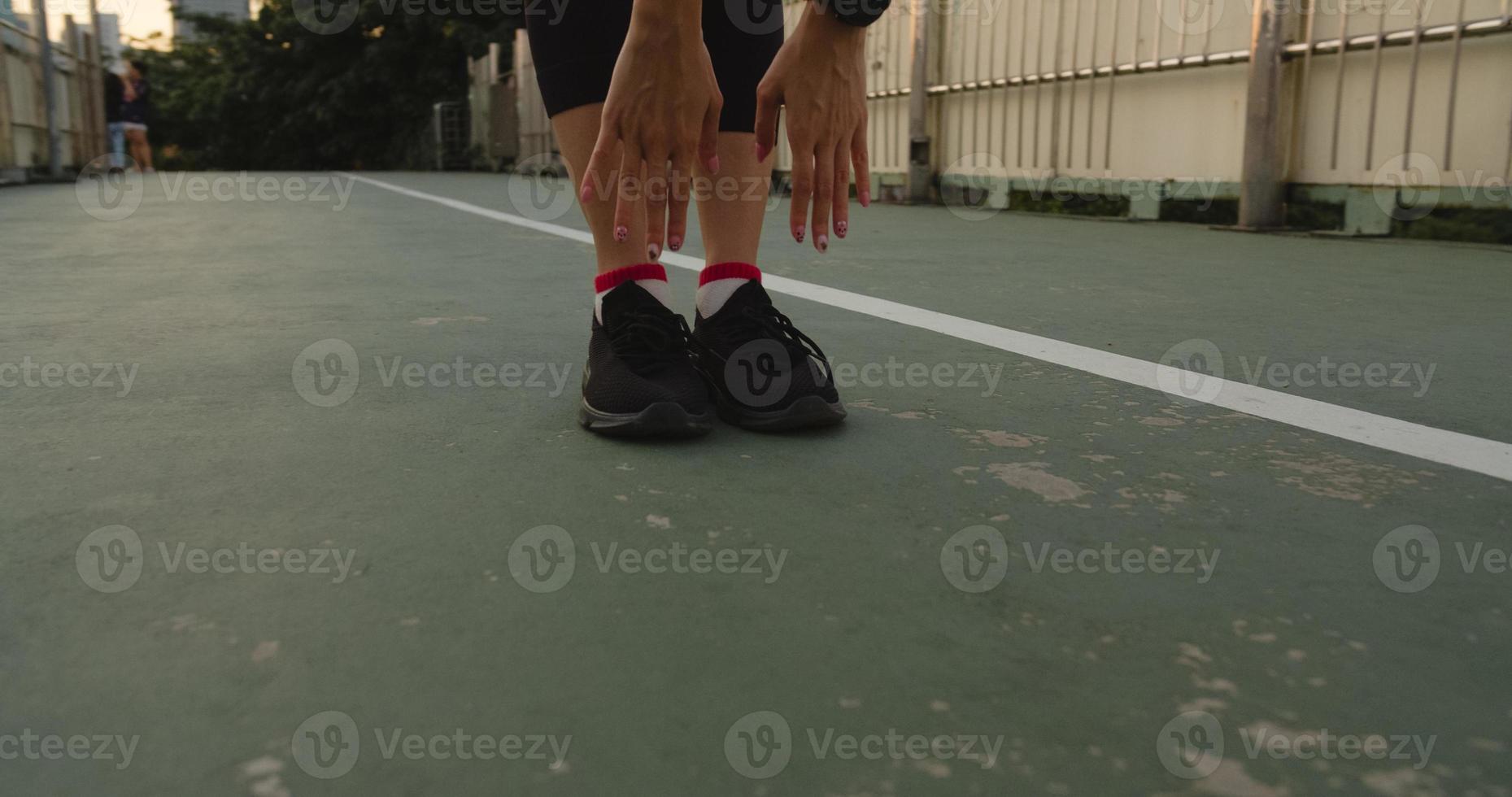 azië atleet dame oefeningen doen stretch trainen in de stad. foto