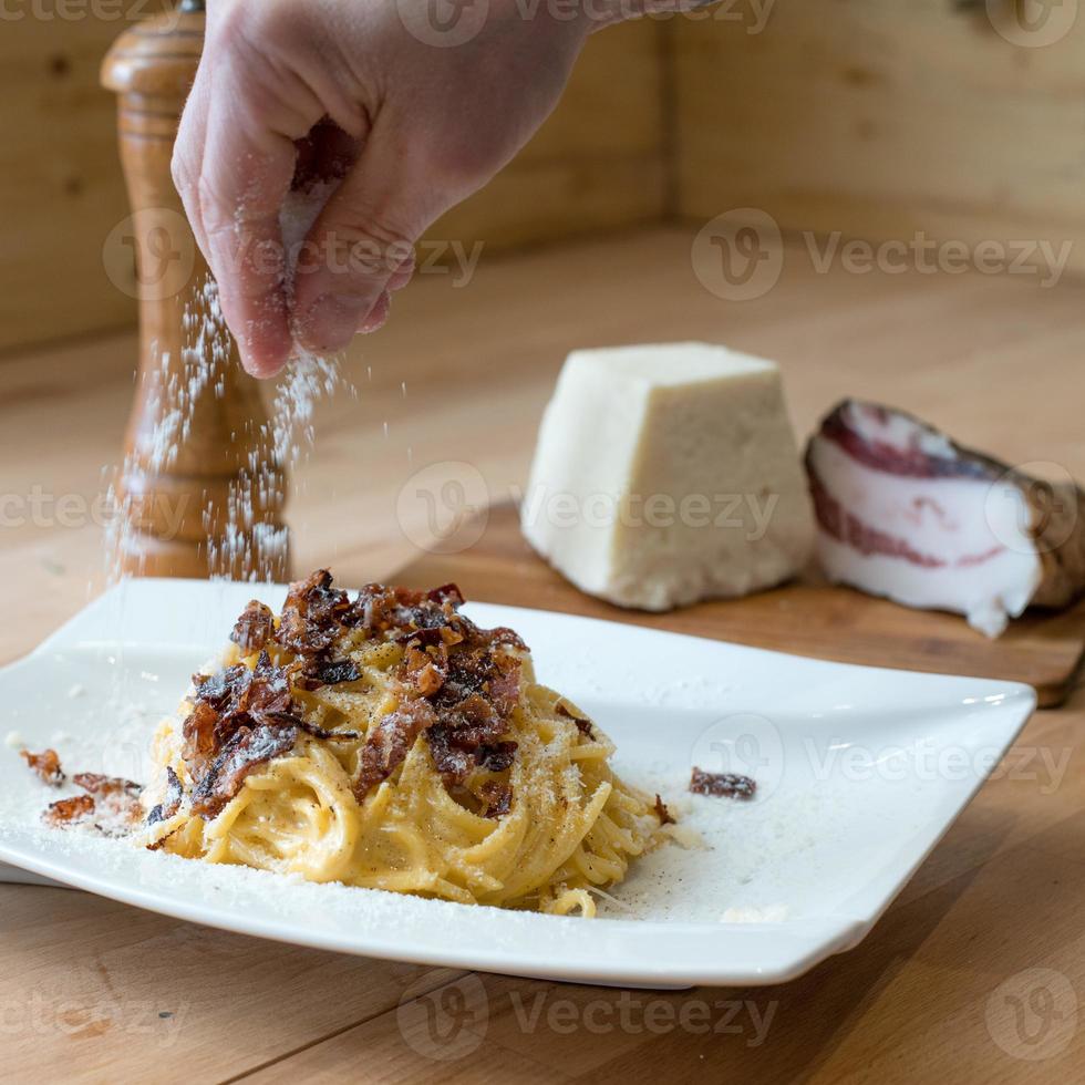 traditionele italiaanse bucatini alla gricia guanciale pecorino peper foto