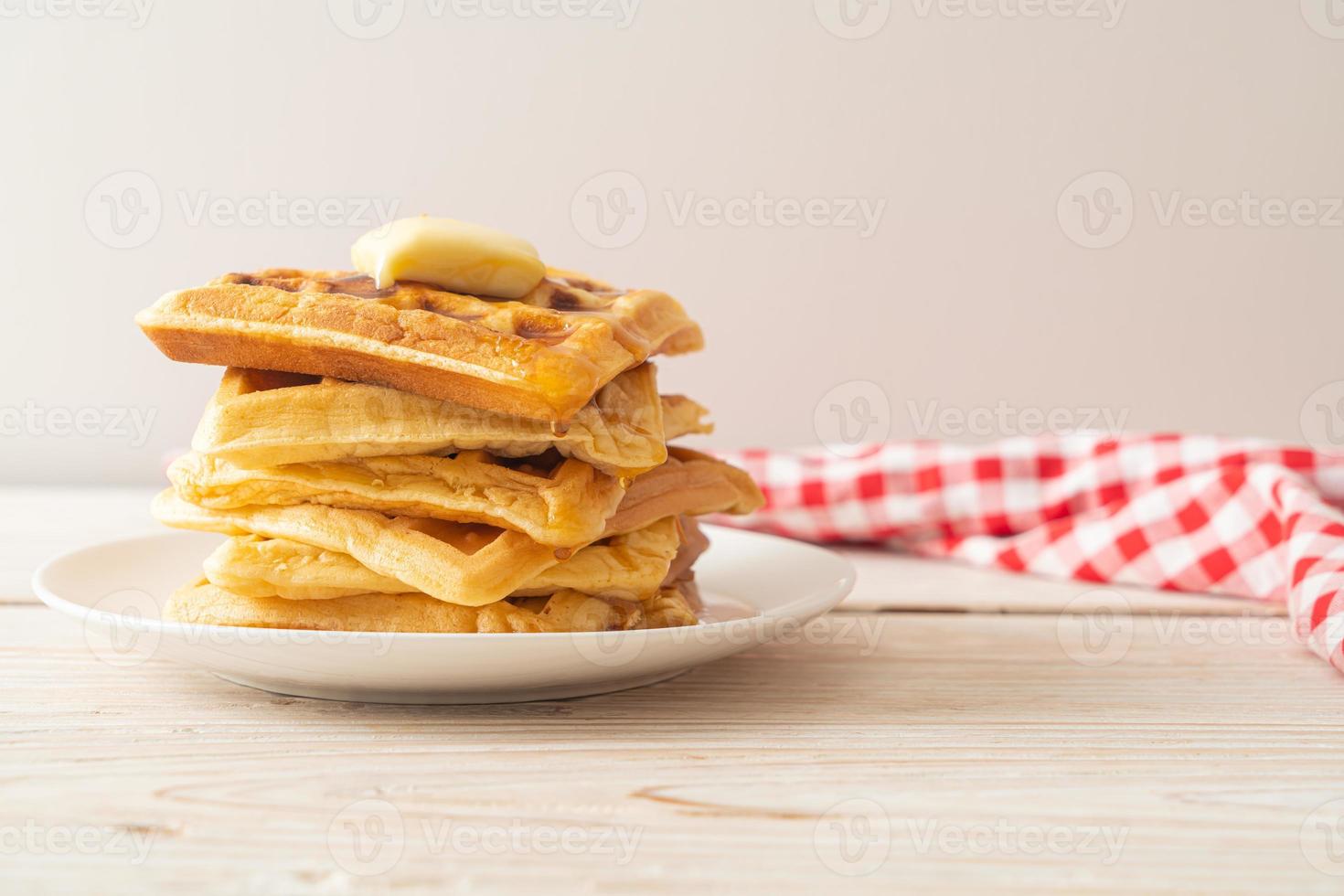 wafelstapel met boter en honing foto