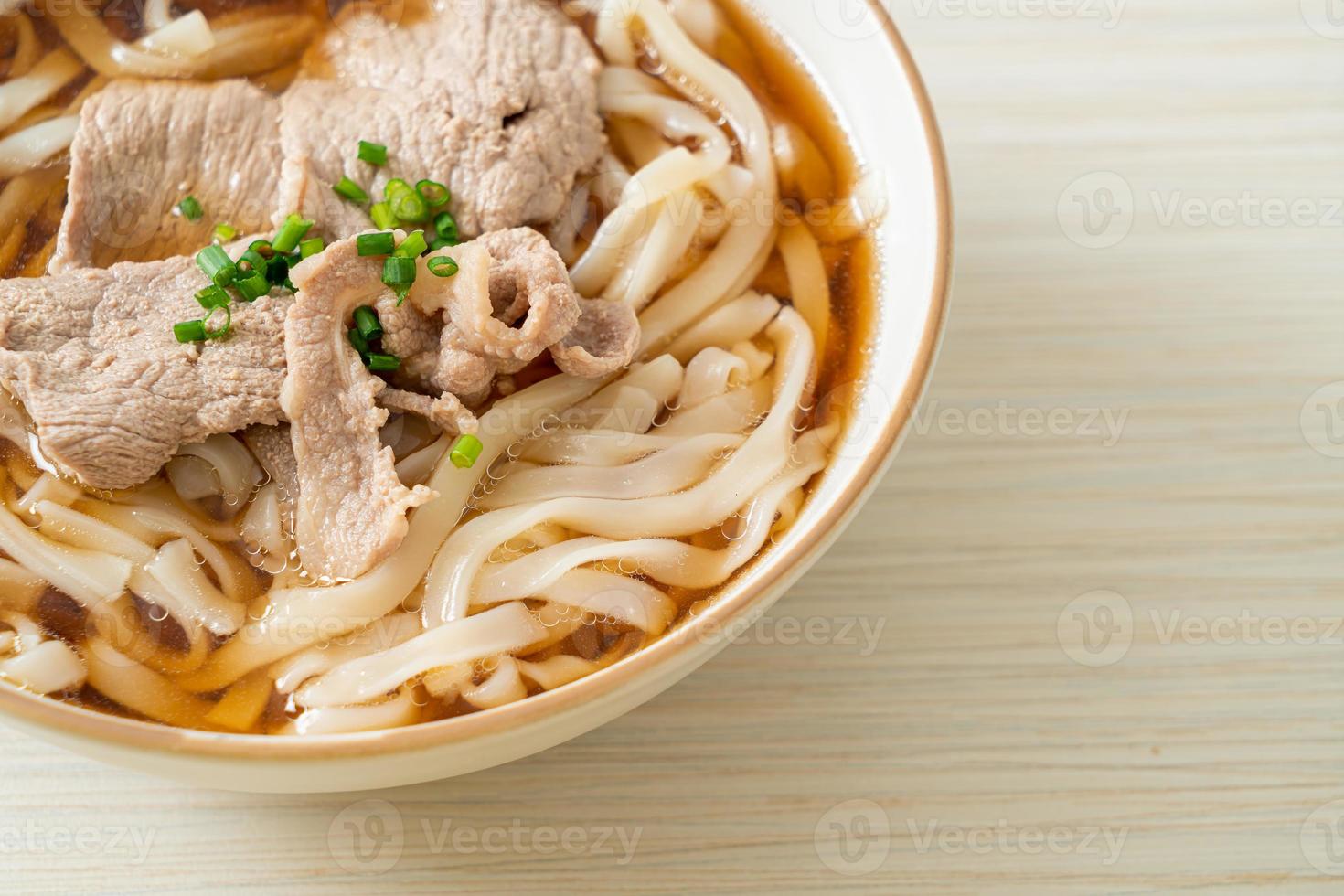 zelfgemaakte udon noedels met varkensvlees in soja- of shoyusoep foto