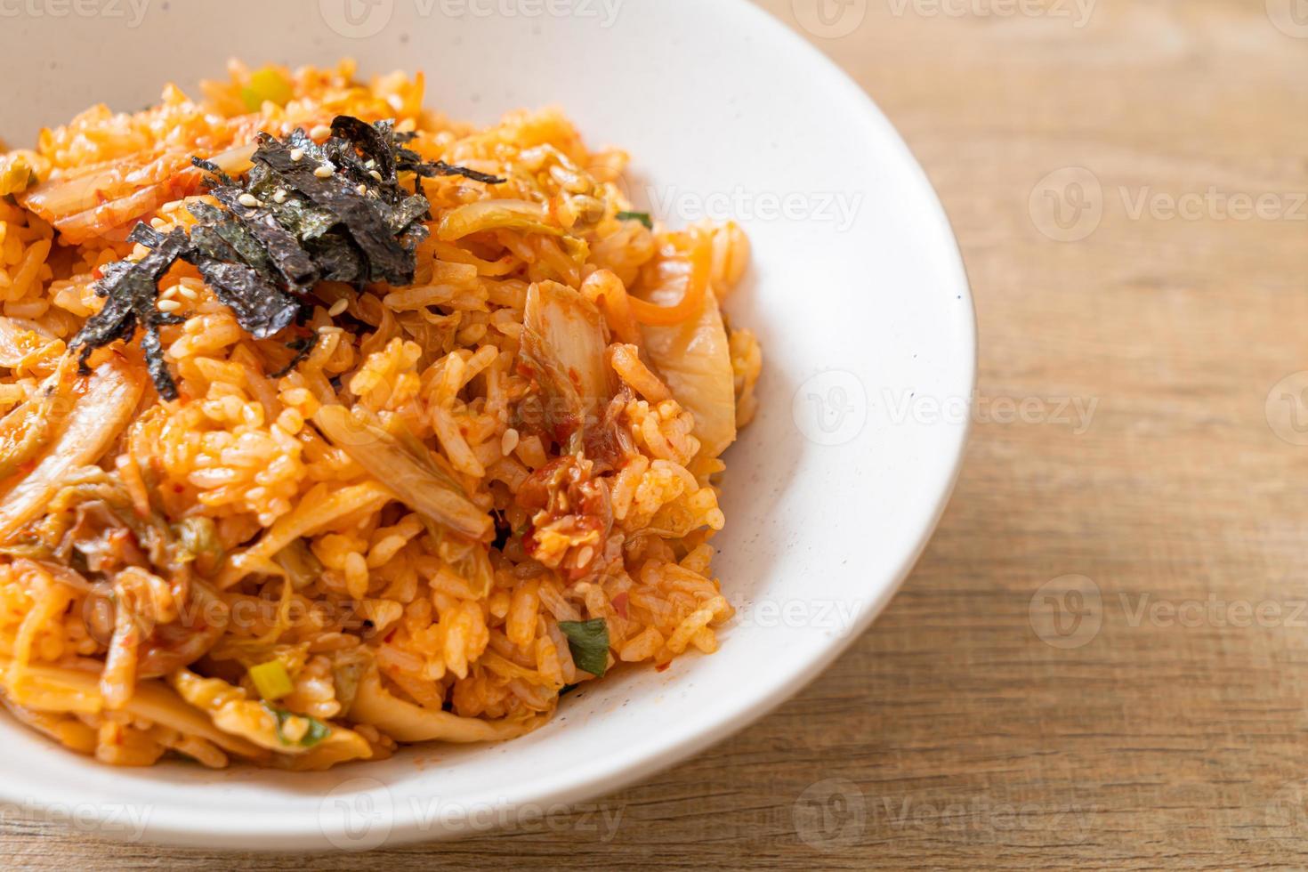 kimchi gebakken rijst met zeewier en witte sesam foto